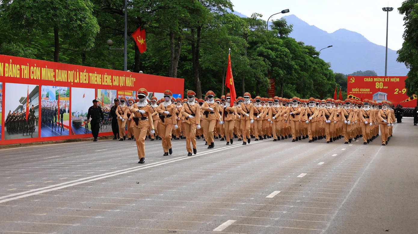 Nguyễn Thị Yến Trang cùng đồng đội tập luyện dưới điều kiện thời tiết khắc nghiệt.