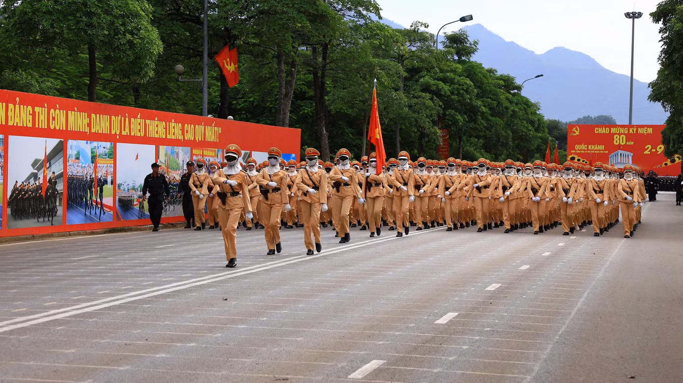 Nguyễn Thị Yến Trang cùng đồng đội tập luyện dưới điều kiện thời tiết khắc nghiệt.