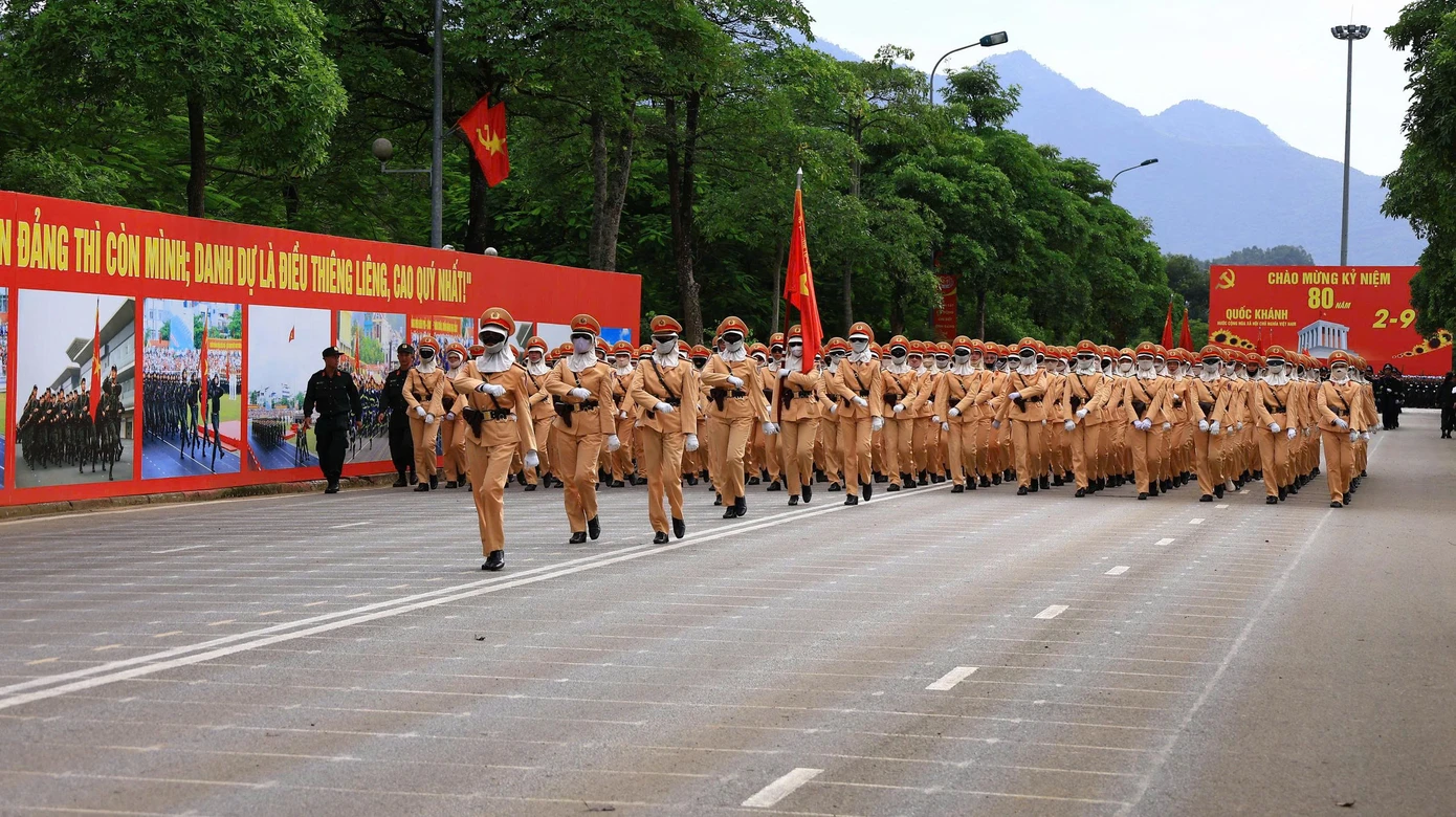 Nguyễn Thị Yến Trang cùng đồng đội tập luyện dưới điều kiện thời tiết khắc nghiệt.