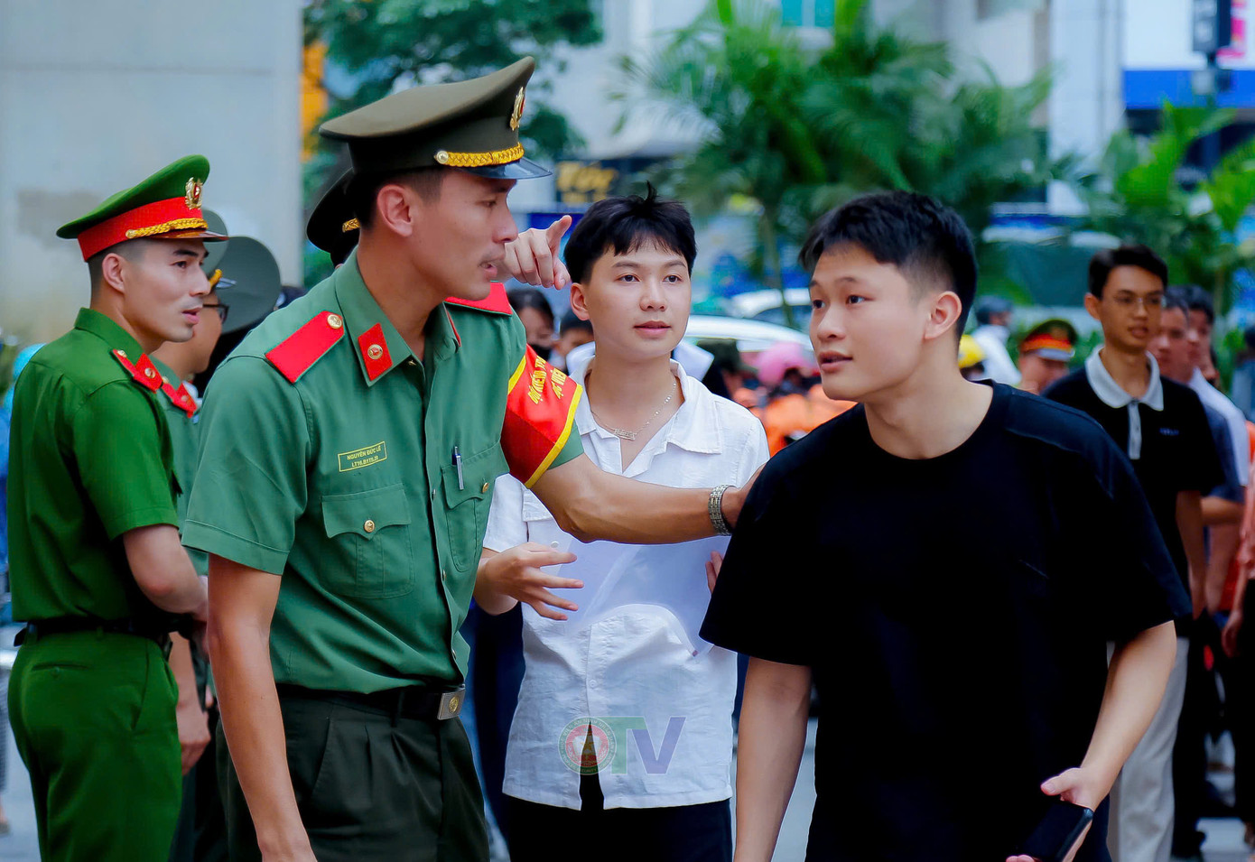 Trong 2 ngày 5 - 6/7, tại các học viện, trường đại học trong Công an nhân dân diễn ra kỳ thi đánh giá năng lực của Bộ Công an năm 2025. Nhằm kịp thời hỗ trợ các đơn vị chức năng triển khai công tác đảm bảo an ninh, an toàn cho kỳ thi, đồng thời hỗ trợ thí sinh và nhà người nhà thí sinh, Ban Thanh niên CAND đã chỉ đạo Đoàn Thanh niên các trường CAND triển khai các đội hình tình nguyện “Tiếp sức mùa thi” với nhiều hoạt động thiết thực, ý nghĩa.