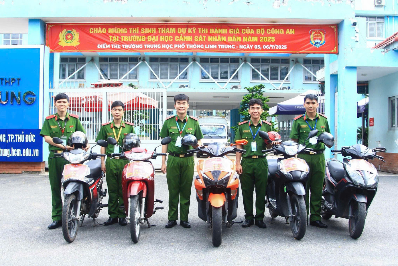 Tại mỗi điểm thi, đoàn viên thanh niên các học viện, trường CAND đã triển khai các đội hình đảm bảo an ninh, trật tự; hỗ trợ thí sinh tra cứu thông tin tại các điểm thi; hướng dẫn thí sinh và người nhà thí sinh di chuyển; phân luồng giao thông; hỗ trợ xử lý tình huống khẩn cấp…