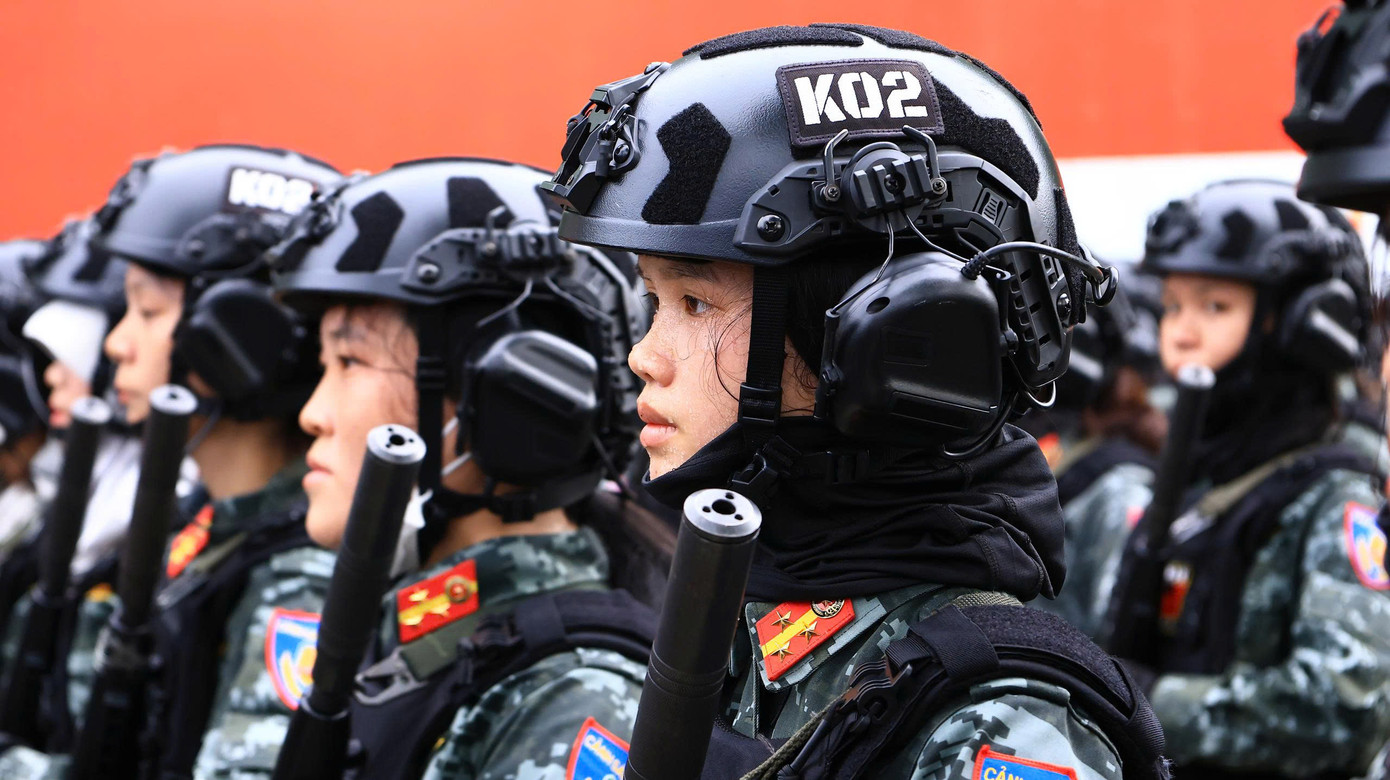 Những nữ chiến sĩ khổ luyện.