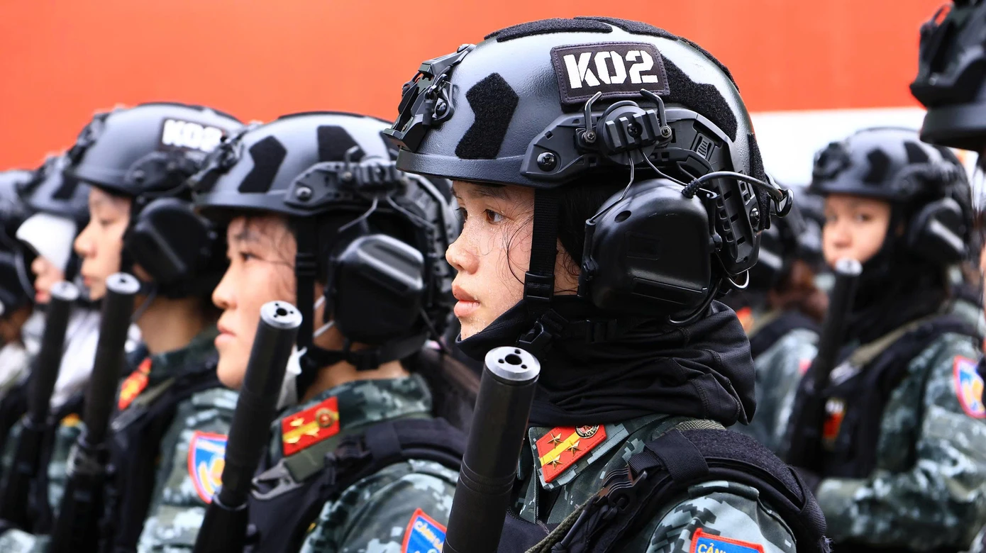 Những nữ chiến sĩ khổ luyện.