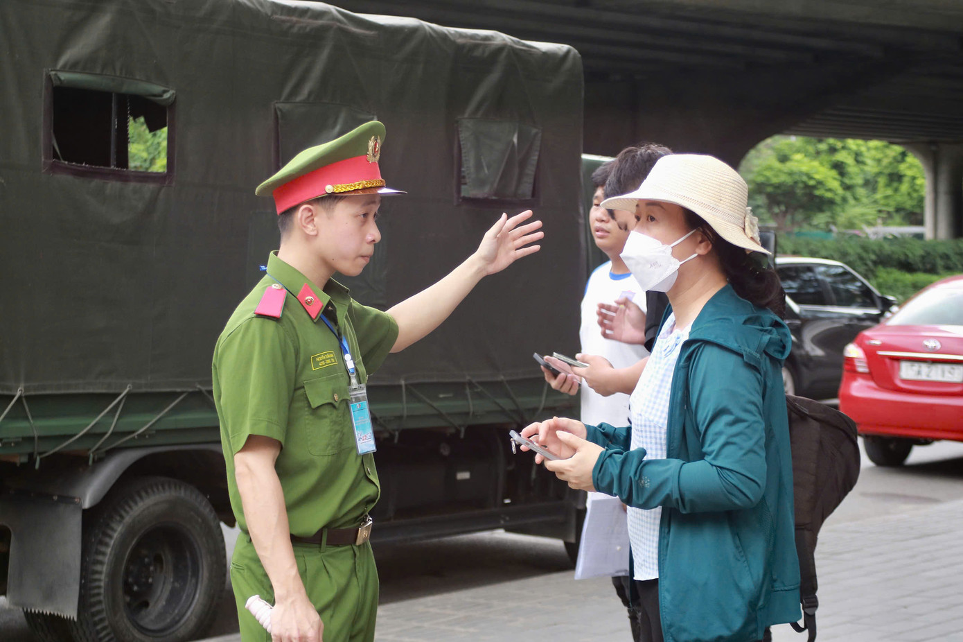 Tại mỗi điểm thi, đoàn viên thanh niên các học viện, trường CAND đã triển khai các đội hình đảm bảo an ninh, trật tự; hỗ trợ thí sinh tra cứu thông tin tại các điểm thi; hướng dẫn thí sinh và người nhà thí sinh di chuyển; phân luồng giao thông; hỗ trợ xử lý tình huống khẩn cấp…