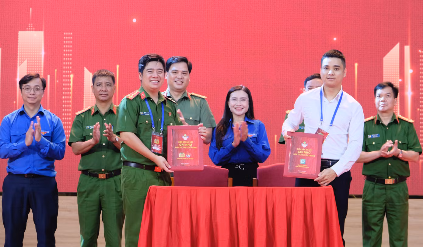 Chị Nguyễn Phạm Duy Trang - Bí thư T.Ư Đoàn, Chủ tịch Hội đồng Đội T.Ư chứng kiến bản ký kết hợp tác với đơn vị truyền thông của tuổi trẻ CSCĐ. Ảnh: Châu Linh