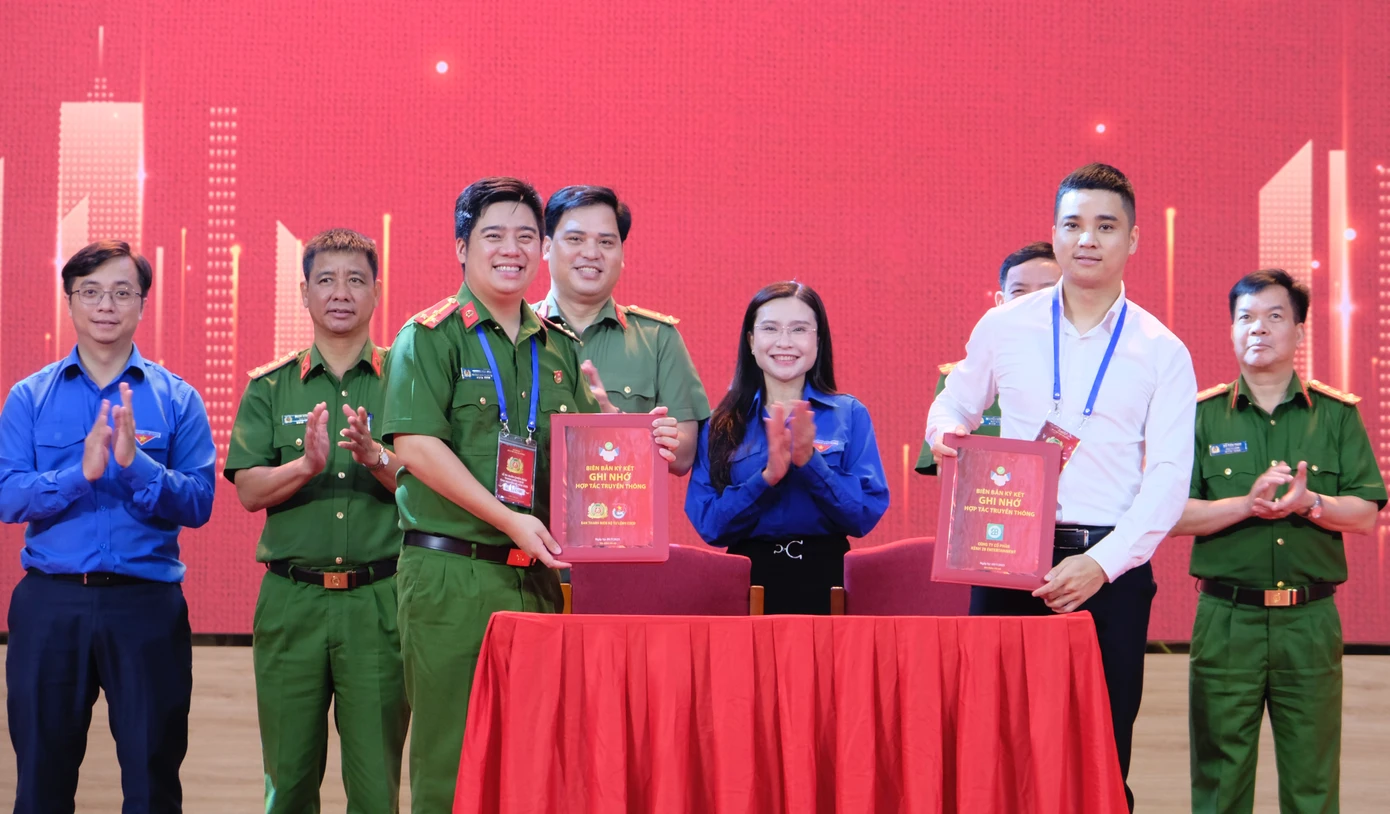 Chị Nguyễn Phạm Duy Trang - Bí thư T.Ư Đoàn, Chủ tịch Hội đồng Đội T.Ư chứng kiến bản ký kết hợp tác với đơn vị truyền thông của tuổi trẻ CSCĐ. Ảnh: Châu Linh