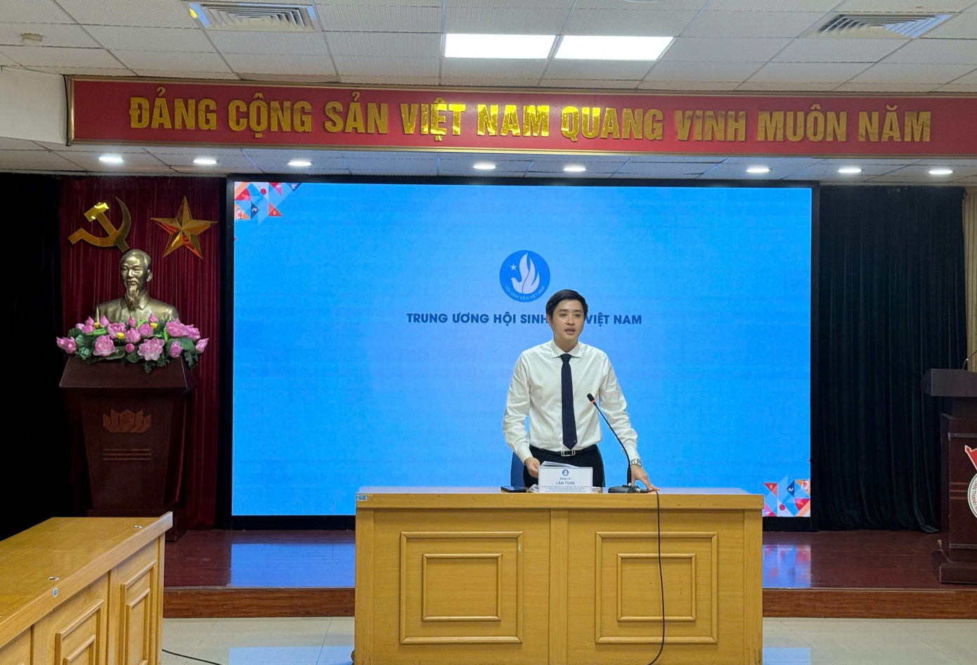 Anh Lâm Tùng - Phó Chủ tịch T.Ư Hội Sinh viên Việt Nam chỉ đạo đại hội tại điểm cầu Hà Nội.