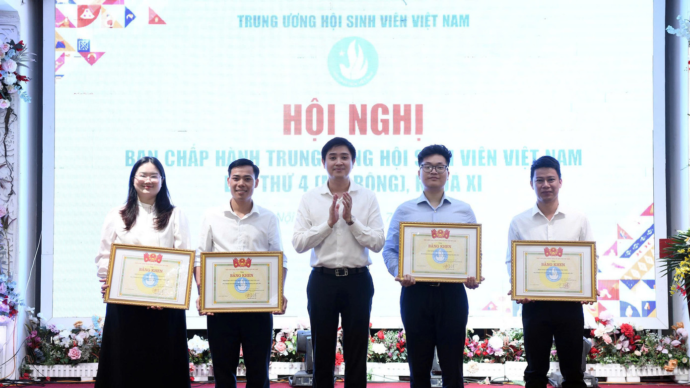 T.Ư Hội SVVN tặng Bằng khen và cờ thi đua Đơn vị xuất sắc trong công tác Hội và phong trào sinh viên năm học 2024 - 2025.