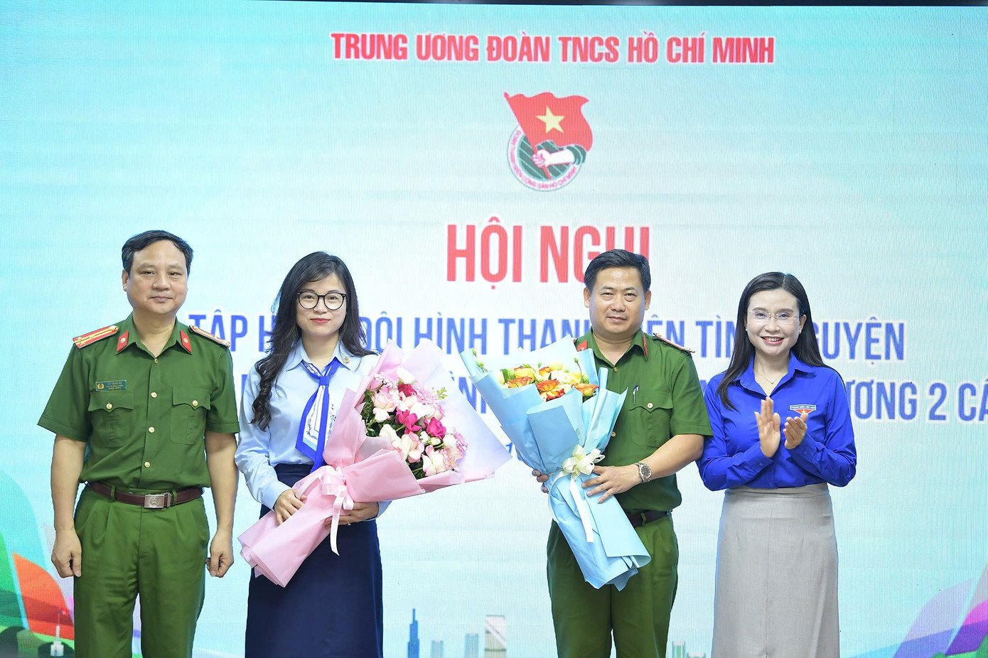 Chị Nguyễn Phạm Duy Trang - Bí thư Trung ương Đoàn, Chủ tịch Hội đồng Đội T.Ư và Thượng tá Vũ Trọng Dự - Phó Trưởng phòng tham mưu, Cục Cảnh sát quản lý hành chính về trật tự xã hội, Bộ Công an tặng hoa cho các báo cáo viên. Chị Nguyễn Phạm Duy Trang - Bí thư Trung ương Đoàn, Chủ tịch Hội đồng Đội T.Ư và Thượng tá Vũ Trọng Dự - Phó Trưởng phòng tham mưu, Cục Cảnh sát quản lý hành chính về trật tự xã hội, Bộ Công an tặng hoa cho các báo cáo viên.