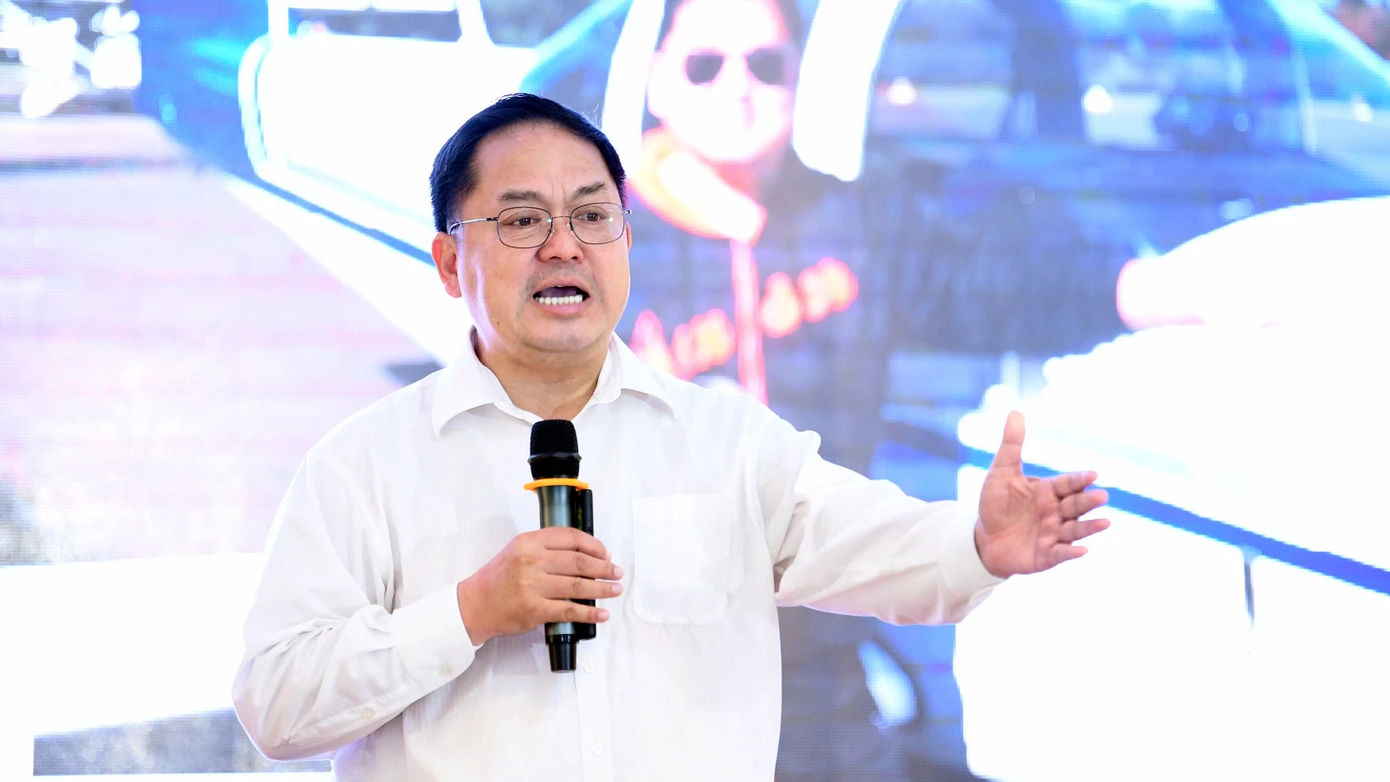 Ông Hoàng Nam Tiến chia sẻ tại chương trình.