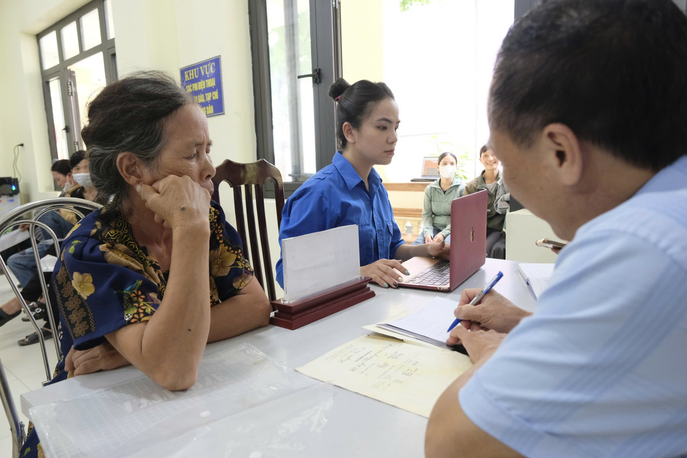 Đoàn viên, thanh niên hỗ trợ người dân giải quyết thủ tục hành chính tại trụ sở UBND xã Minh Châu. Ảnh: Châu Linh