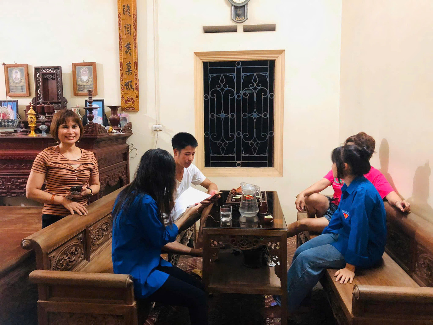 Đoàn viên, thanh niên xã Minh Châu chọn khung giờ buổi tối để tới nhà từng hộ dân hỗ trợ cài đặt ứng dụng định danh điện tử.