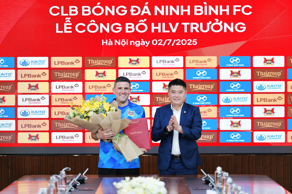 Ông Nguyễn Đức Thụy – Chủ tịch HĐQT LPBank trao quyết định bổ nhiệm ông Gerard Albadalejo, nhà cầm quân người Tây Ban Nha làm HLV trưởng của Ninh Bình FC mùa giải V.League 2025/26
