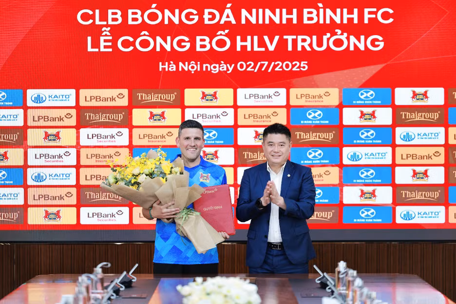 Ông Nguyễn Đức Thụy – Chủ tịch HĐQT LPBank trao quyết định bổ nhiệm ông Gerard Albadalejo, nhà cầm quân người Tây Ban Nha làm HLV trưởng của Ninh Bình FC mùa giải V.League 2025/26