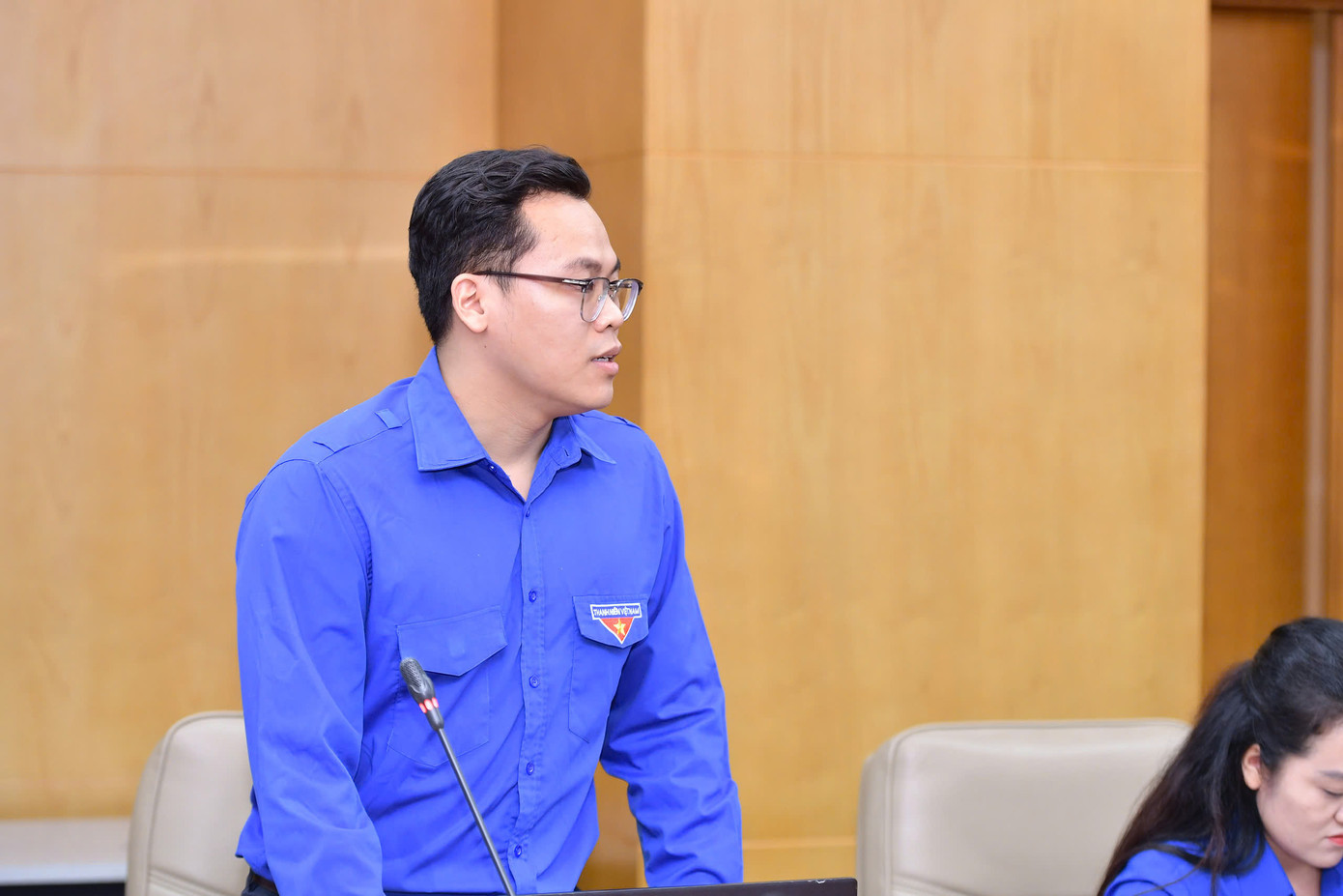 Các anh, chị ủy viên BCH dự và góp ý tại hội nghị.