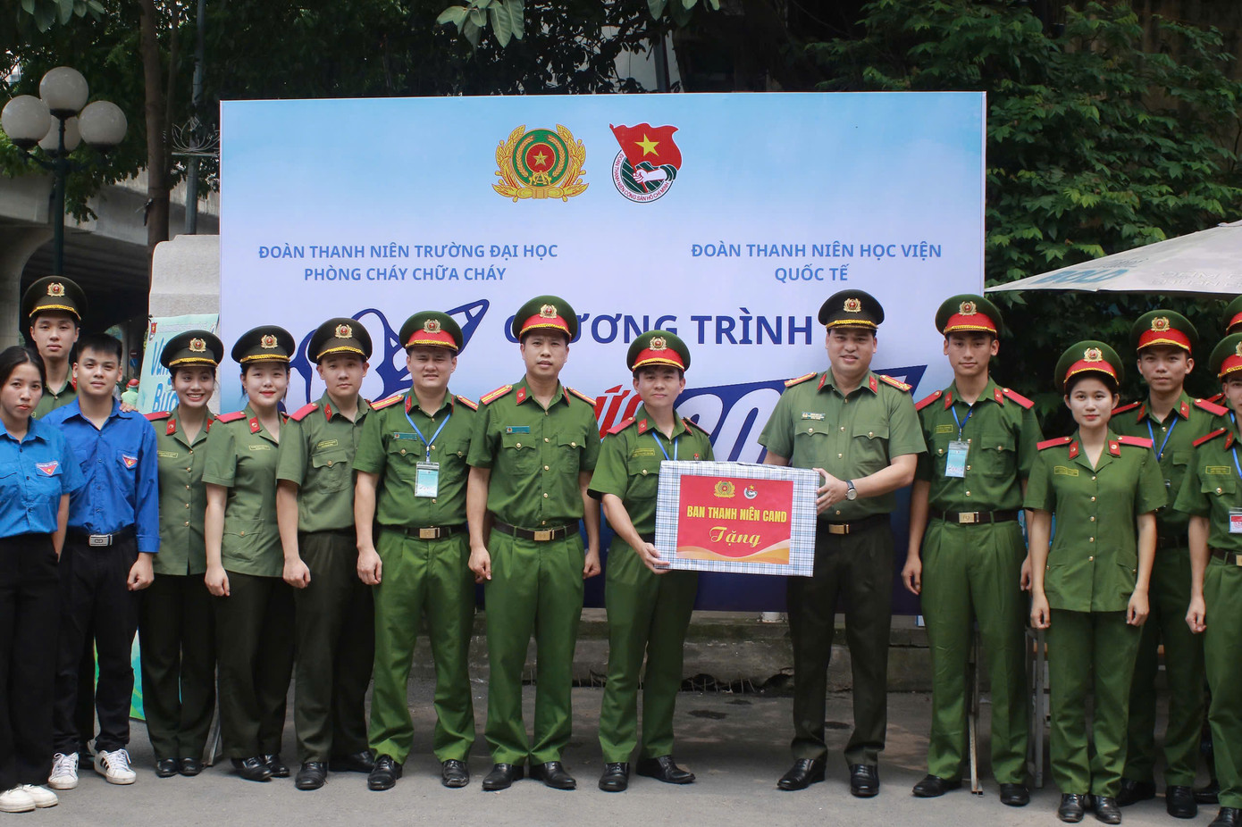 Thượng tá Đồng Đức Vũ - Trưởng Ban Thanh niên CAND đã thăm hỏi, lắng nghe chia sẻ của các đội tình nguyện về quá trình chuẩn bị, tổ chức chương trình “Tiếp sức mùa thi” cho các sĩ tử. Anh Vũ cũng bày tỏ mong muốn các bạn tình nguyện viên khắc phục khó khăn, phát huy tinh thần xung kích tình nguyện của tuổi trẻ làm việc với tinh thần trách nhiệm cao nhất nhằm đồng hành, hỗ trợ thí sinh và người nhà thí sinh có một mùa thi an toàn, hiệu quả và thành công.