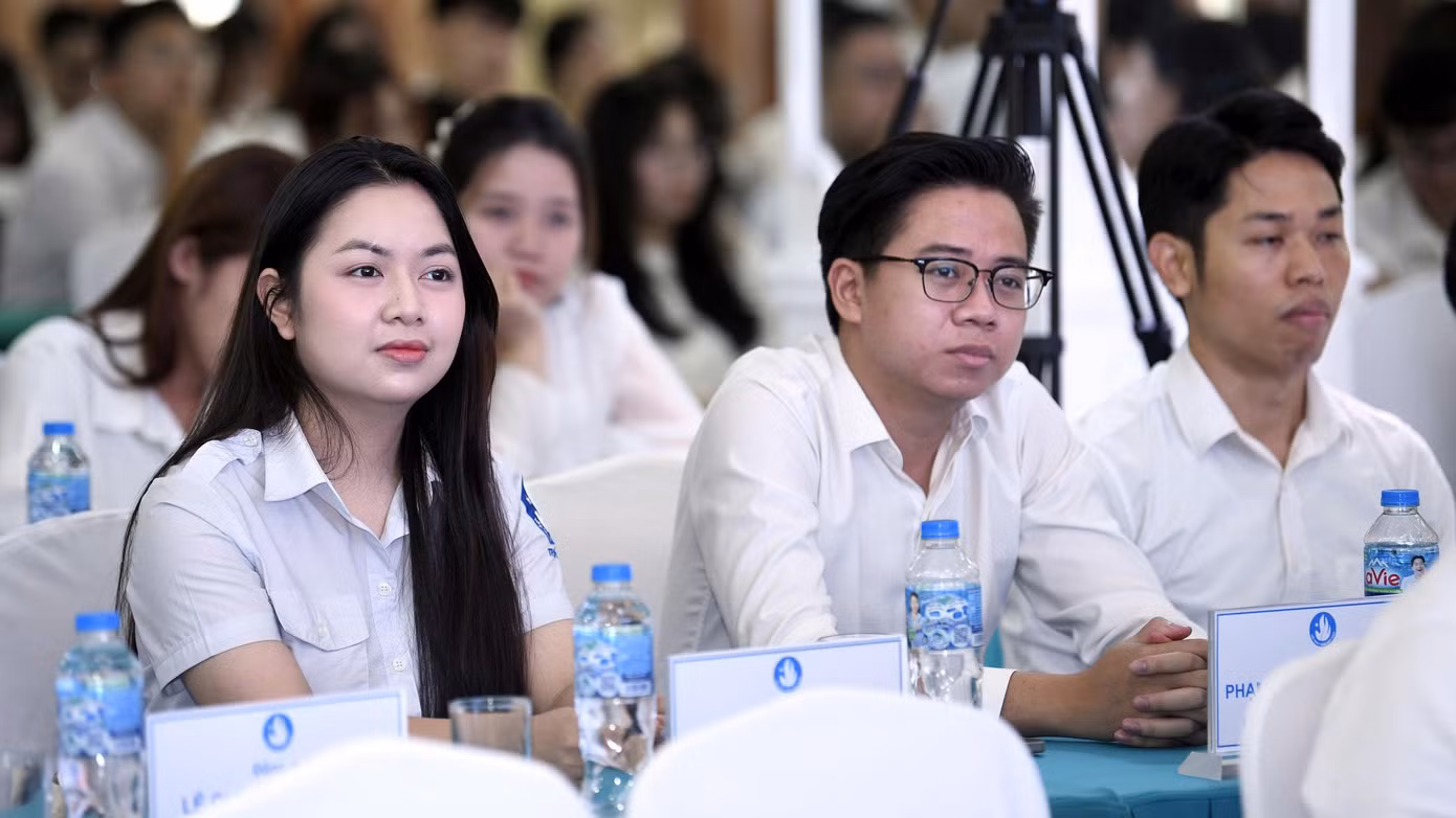 Các thủ lĩnh sinh viên lắng nghe chia sẻ tại chương trình.