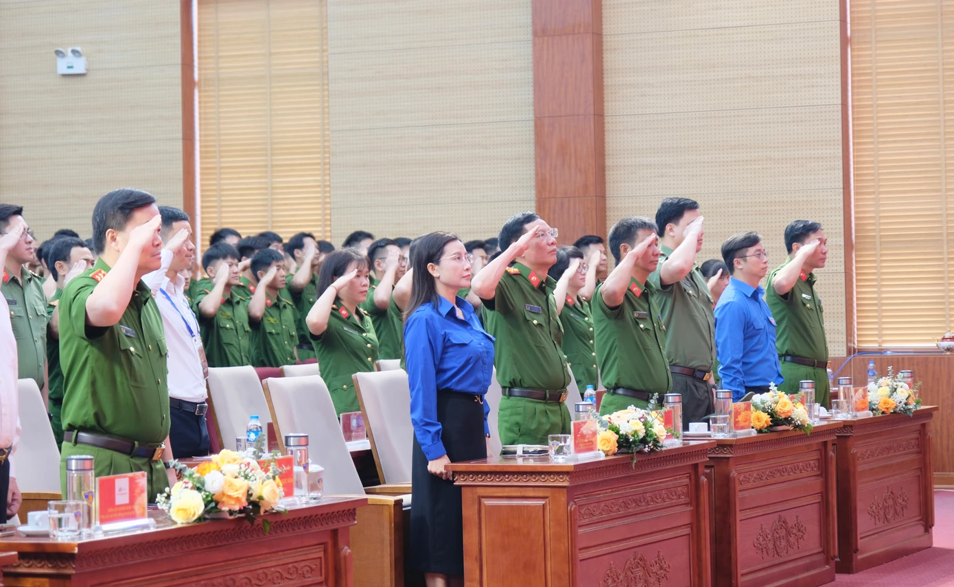 Các đại biểu tham dự thực hiện nghi thức chào cờ. Ảnh: Châu Linh