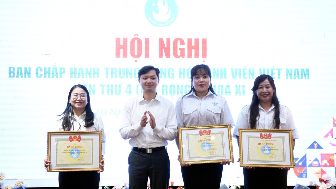 T.Ư Hội SVVN tặng Bằng khen và cờ thi đua Đơn vị xuất sắc trong công tác Hội và phong trào sinh viên năm học 2024 - 2025.