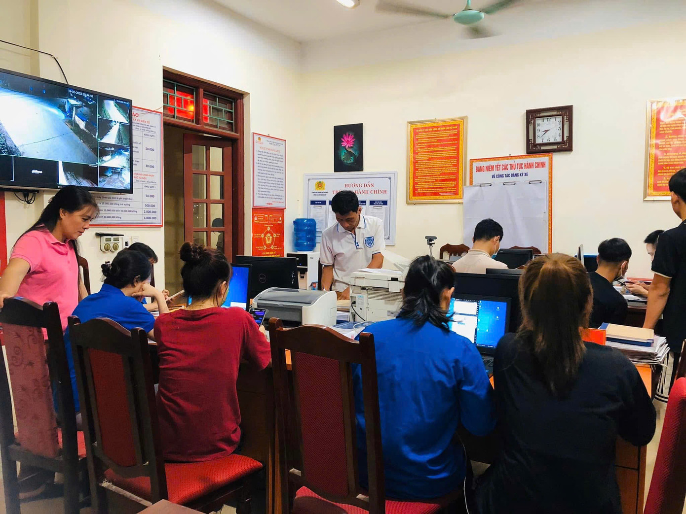 Đoàn Thanh niên xã đảo Minh Châu cũng phân lịch, phân ca cho các đoàn viên, thanh niên có mặt tại trụ sở cũ các thôn để hỗ trợ thủ tục hành chính.