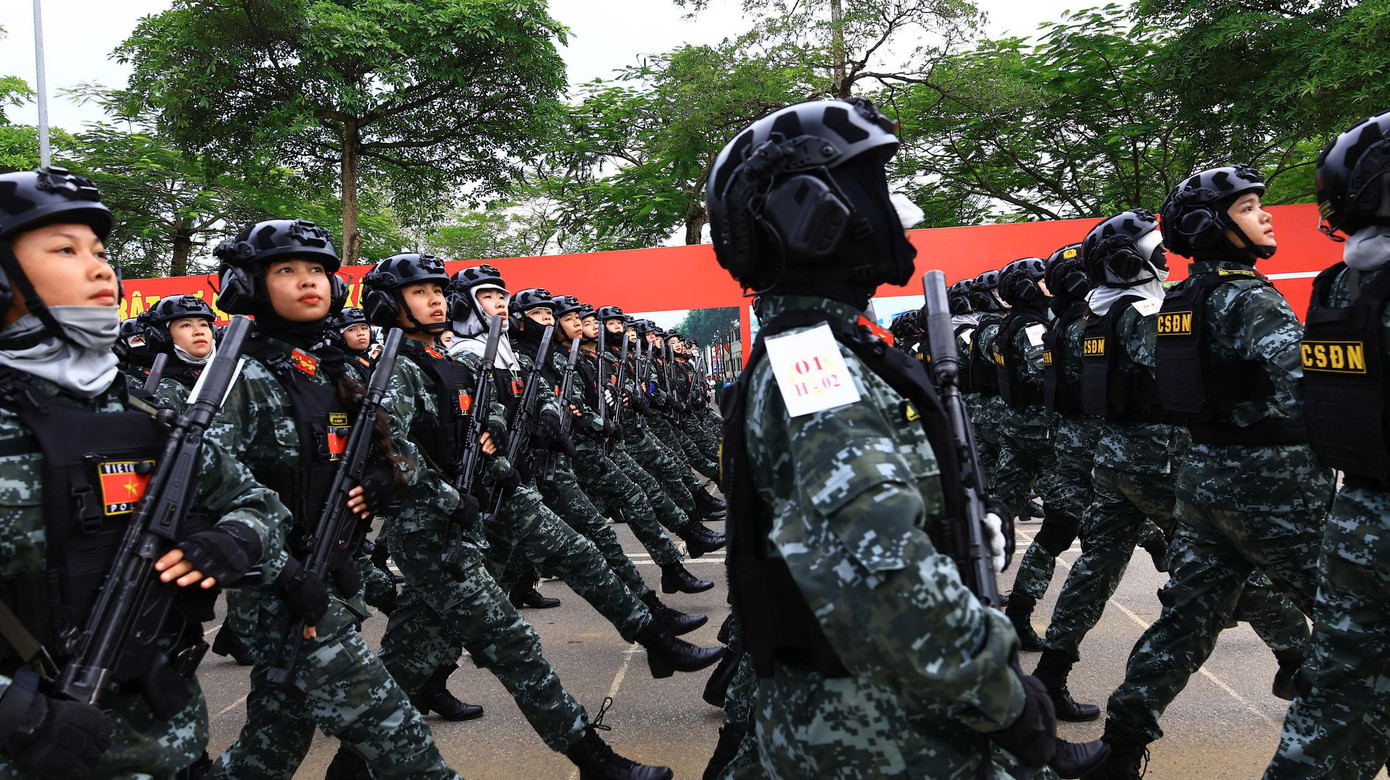 Những nữ chiến sĩ khổ luyện.