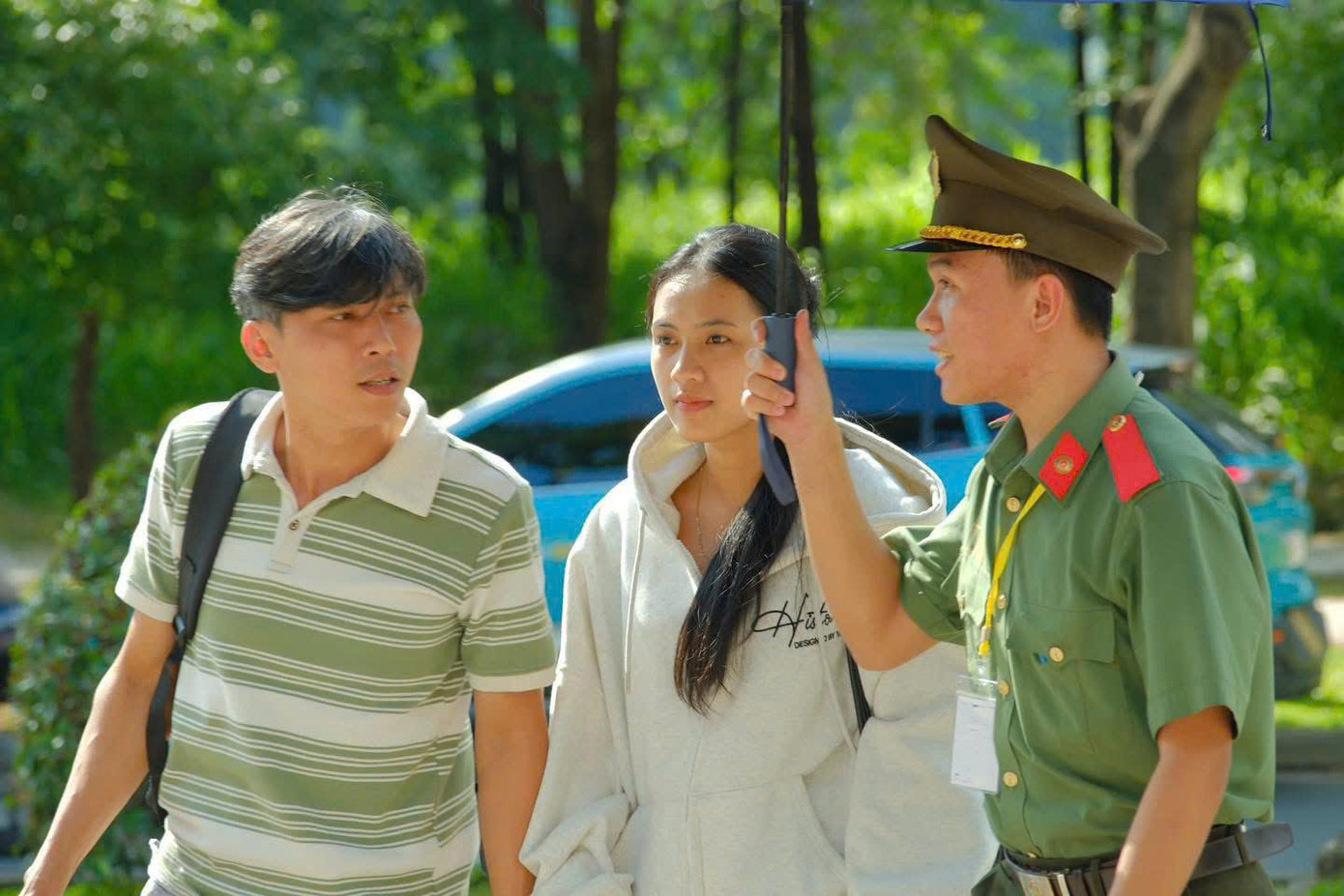 Dưới nắng hè, hình ảnh những chiến sĩ tận tình hỗ trợ tại các điểm thi đã để lại ấn tượng đẹp trong lòng người dân, thể hiện rõ tinh thần “vì nhân dân phục vụ” và ý chí, trách nhiệm của tuổi trẻ Công an nhân dân trong hành trình đồng hành cùng thế hệ tương lai.