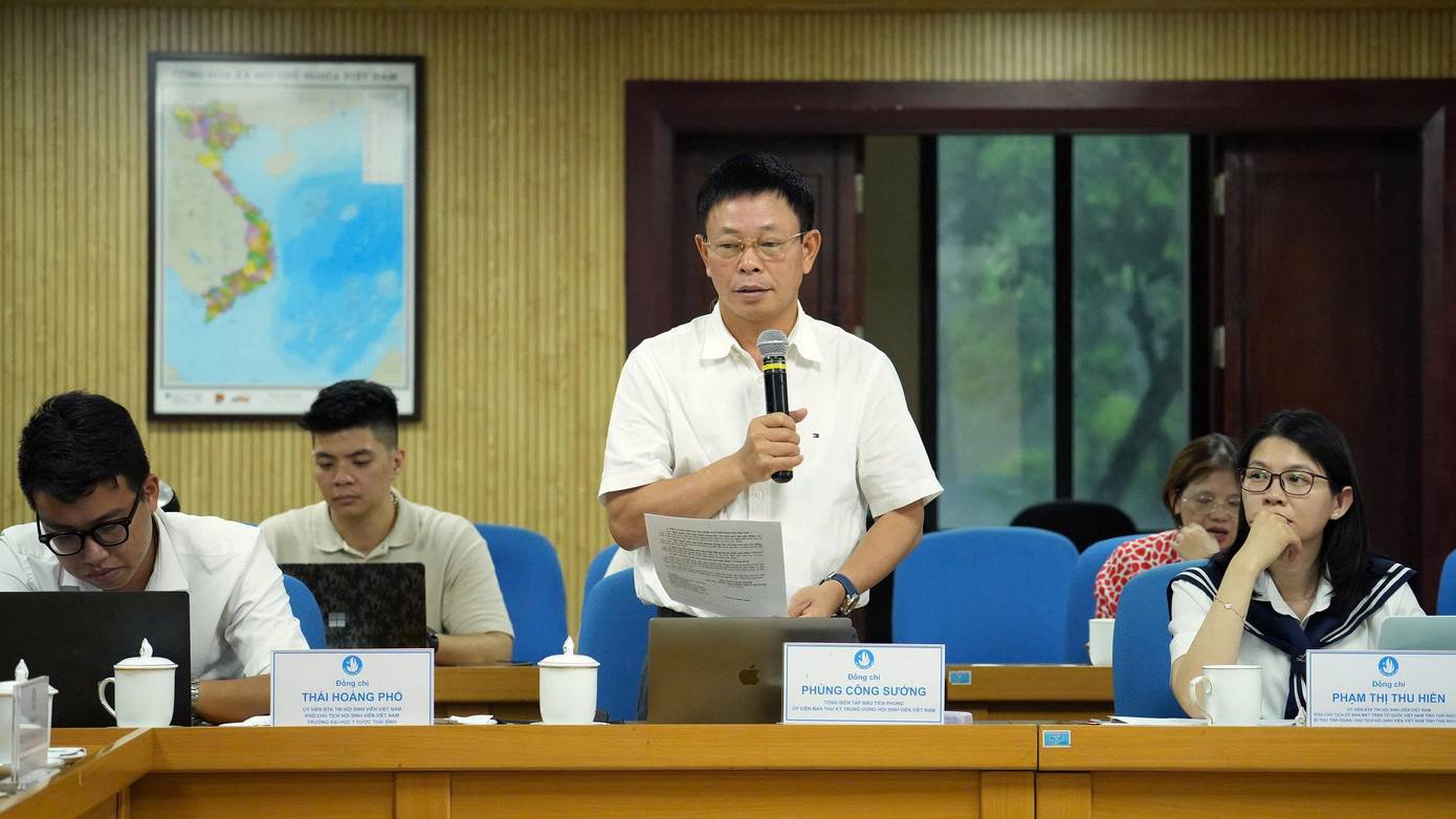 Nhà báo Phùng Công Sưởng - Tổng Biên tập báo Tiền Phong góp ý tại Hội nghị. Nhà báo Phùng Công Sưởng - Tổng Biên tập báo Tiền Phong góp ý tại Hội nghị.