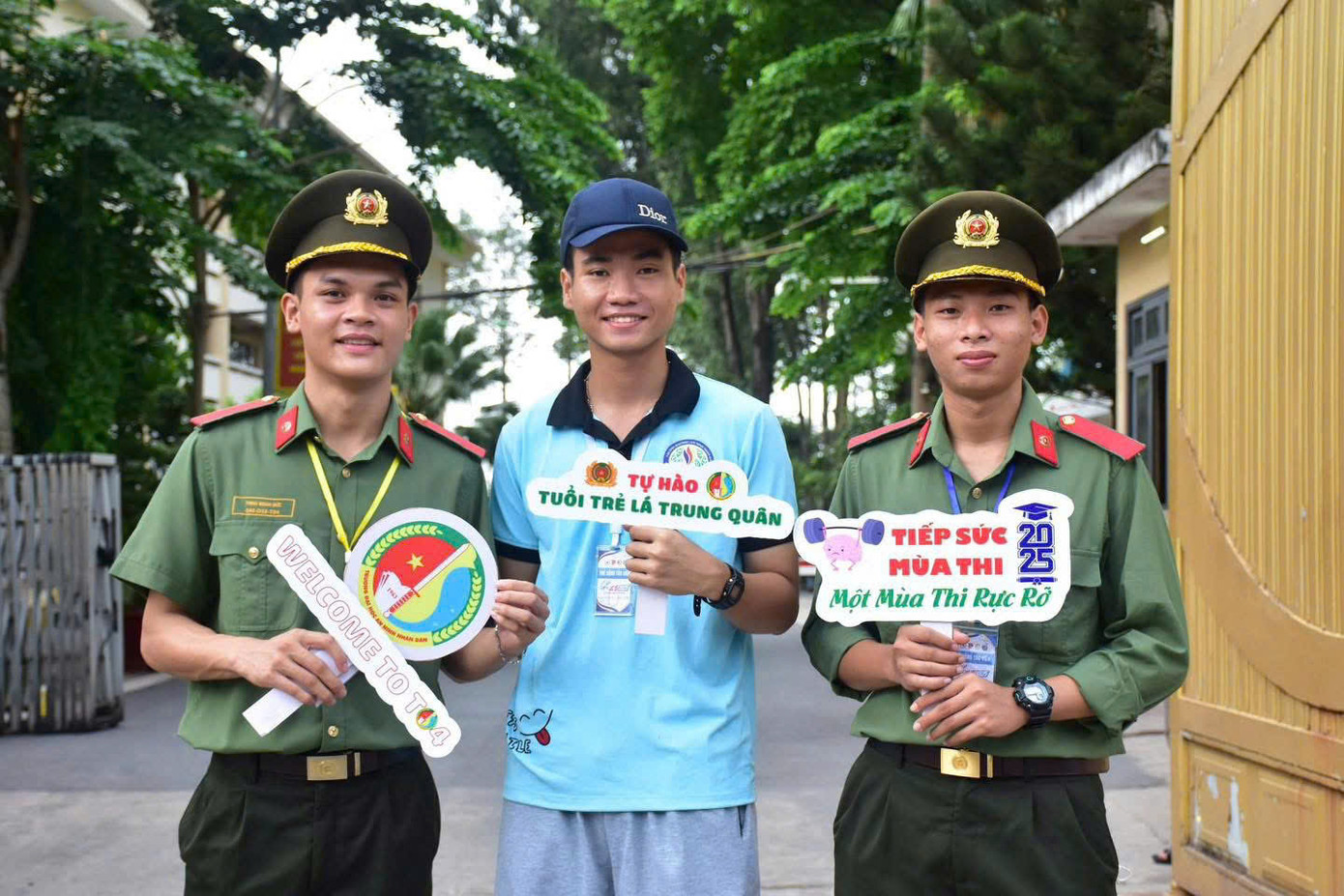 Dưới nắng hè, hình ảnh những chiến sĩ tận tình hỗ trợ tại các điểm thi đã để lại ấn tượng đẹp trong lòng người dân, thể hiện rõ tinh thần “vì nhân dân phục vụ” và ý chí, trách nhiệm của tuổi trẻ Công an nhân dân trong hành trình đồng hành cùng thế hệ tương lai.