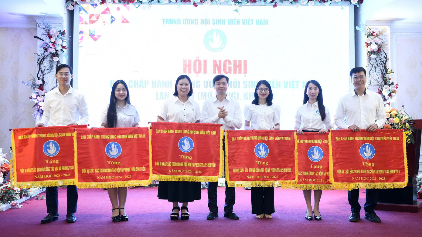 T.Ư Hội SVVN tặng Bằng khen và cờ thi đua Đơn vị xuất sắc trong công tác Hội và phong trào sinh viên năm học 2024 - 2025.