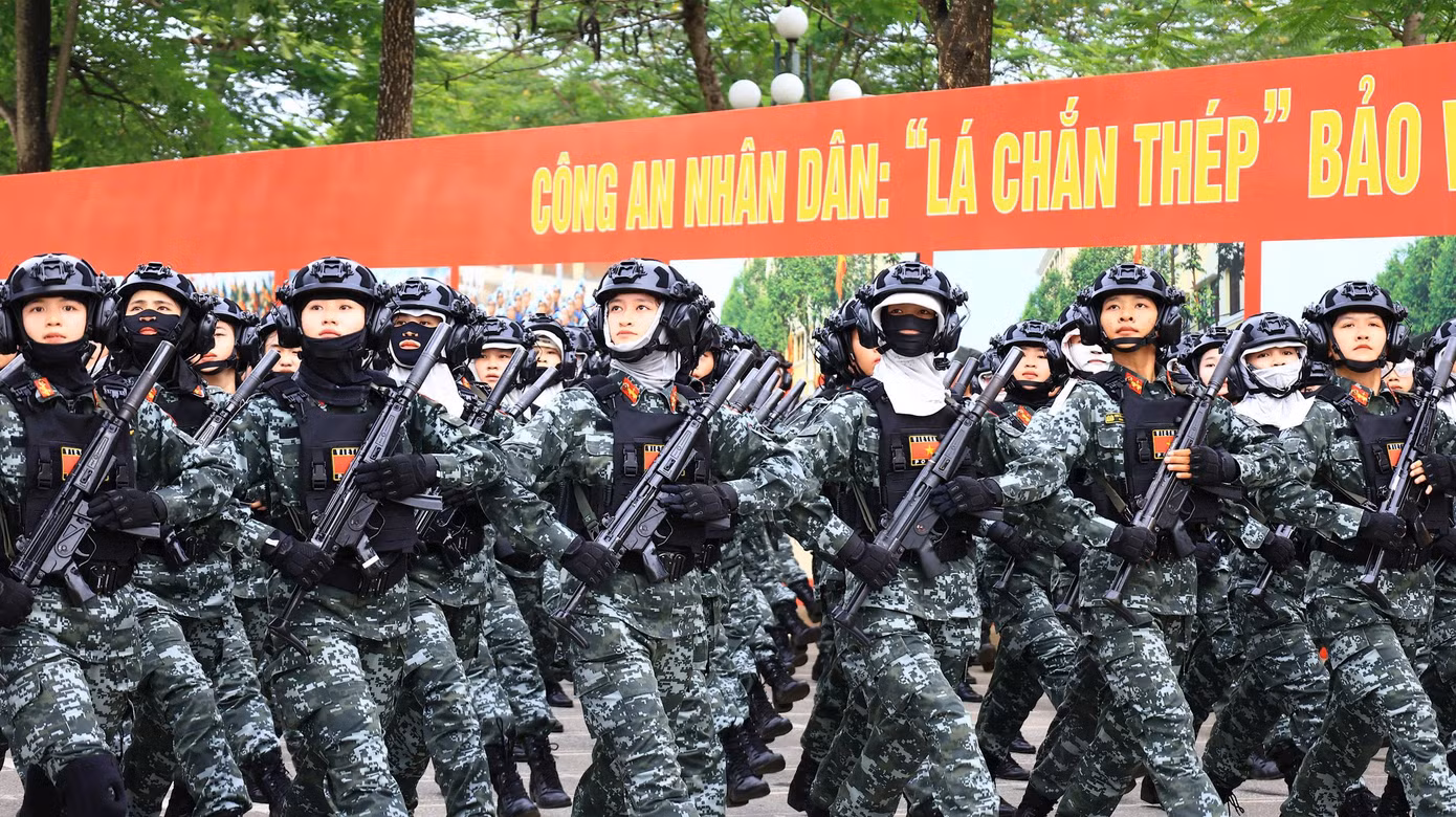 Những nữ chiến sĩ khổ luyện.