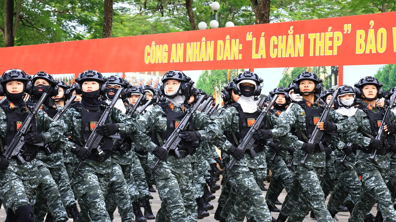 Những nữ chiến sĩ khổ luyện.