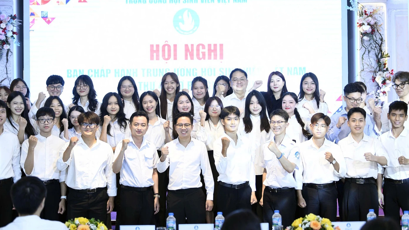 Các thủ lĩnh sinh viên chụp ảnh lưu niệm cùng diễn giả tại chương trình.