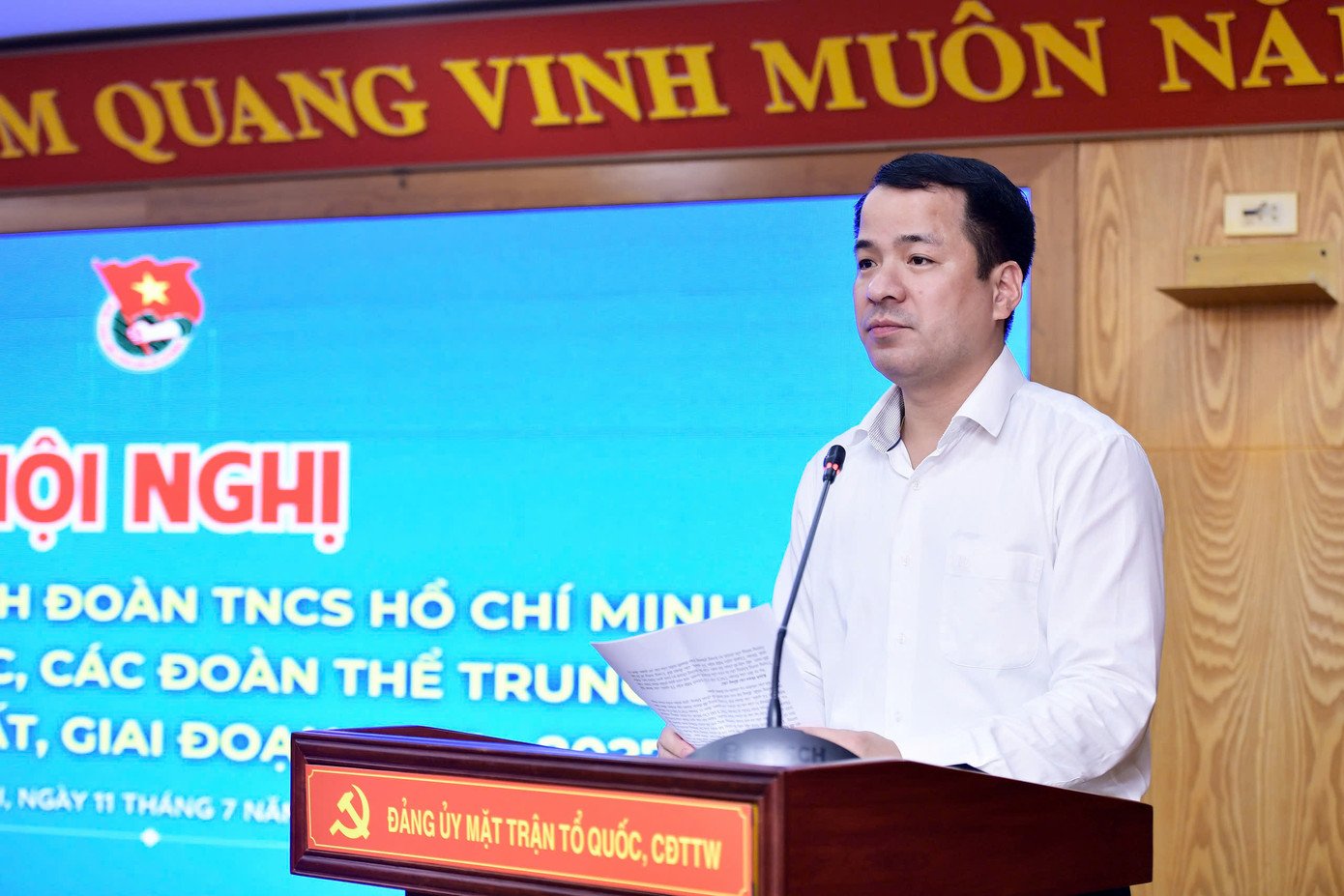 Anh Ngô Văn Cương - Phó Bí thư Đảng ủy Mặt trận Tổ quốc, các đoàn thể Trung ương phát biểu chỉ đạo tại hội nghị.