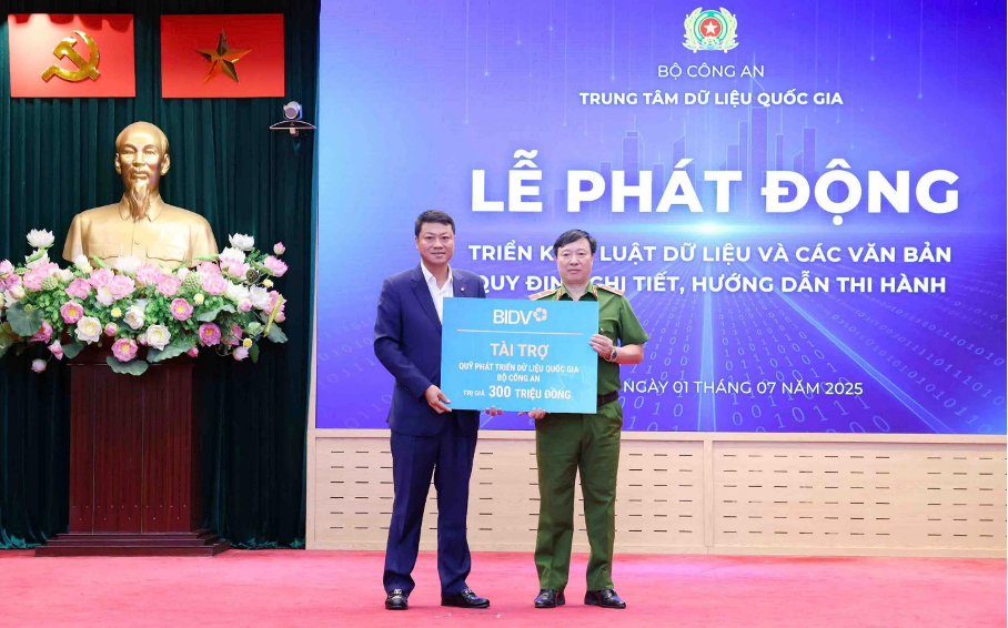 Tổng Giám đốc BIDV Lê Ngọc Lâm trao kinh phí ủng hộ Quỹ PTDLQG.