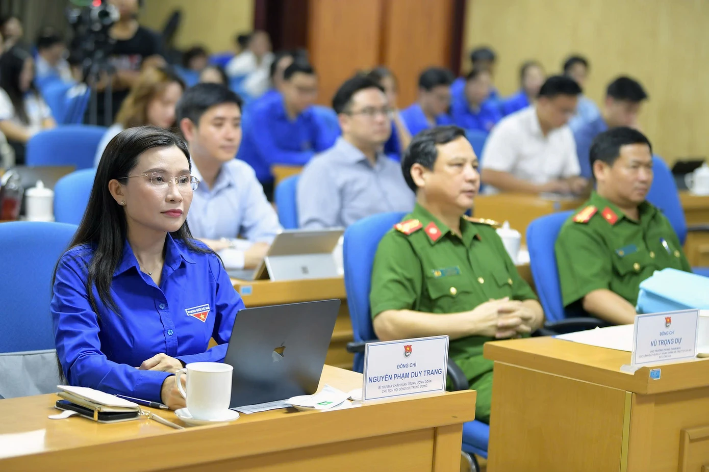 Trung tá Nguyễn Thế Tài, Cục Cảnh sát QLHC về TTXH (C06 - Bộ Công an) báo cáo chuyên đề Hướng dẫn sử dụng VNeID và hỗ trợ người dân tiếp cận dịch vụ công trực tuyến, triển khai qua nền tảng “Bình dân học vụ số”.