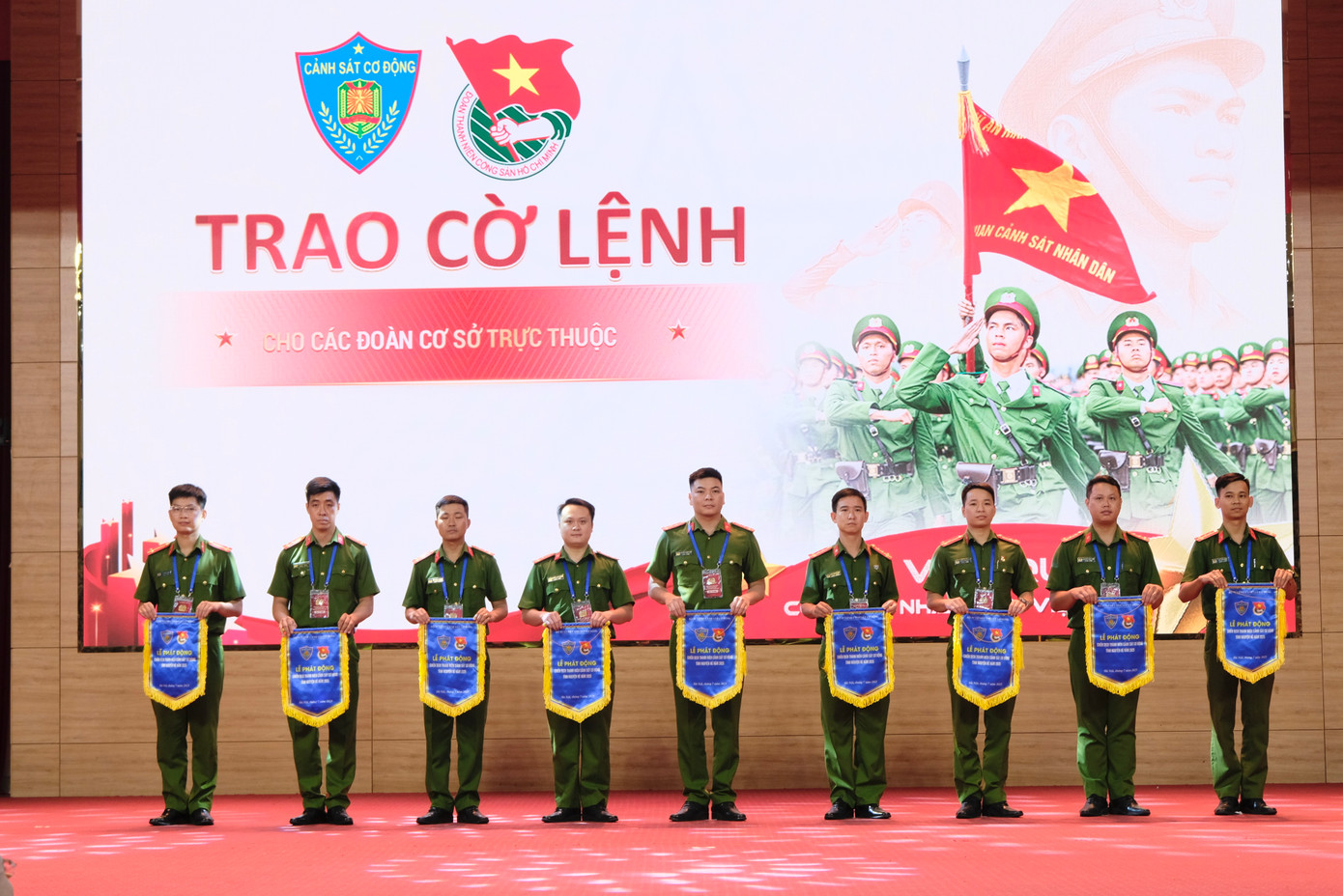 Chị Nguyễn Phạm Duy Trang - Bí thư T.Ư Đoàn, Chủ tịch Hội đồng Đội T.Ư trao cờ lệnh phát động chiến dịch Thanh niên CSCĐ tình nguyện Hè cho đại diện 10 đơn vị cơ sở. Ảnh: Châu Linh