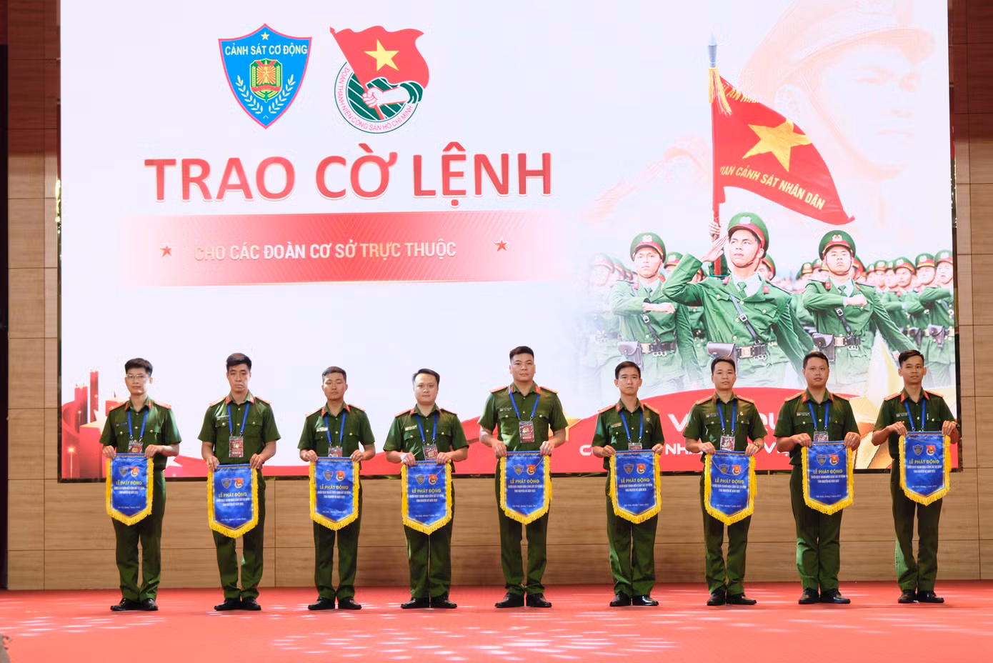 Chị Nguyễn Phạm Duy Trang - Bí thư T.Ư Đoàn, Chủ tịch Hội đồng Đội T.Ư trao cờ lệnh phát động chiến dịch Thanh niên CSCĐ tình nguyện Hè cho đại diện 10 đơn vị cơ sở. Ảnh: Châu Linh