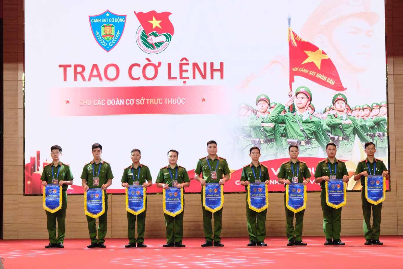 Chị Nguyễn Phạm Duy Trang - Bí thư T.Ư Đoàn, Chủ tịch Hội đồng Đội T.Ư trao cờ lệnh phát động chiến dịch Thanh niên CSCĐ tình nguyện Hè cho đại diện 10 đơn vị cơ sở. Ảnh: Châu Linh