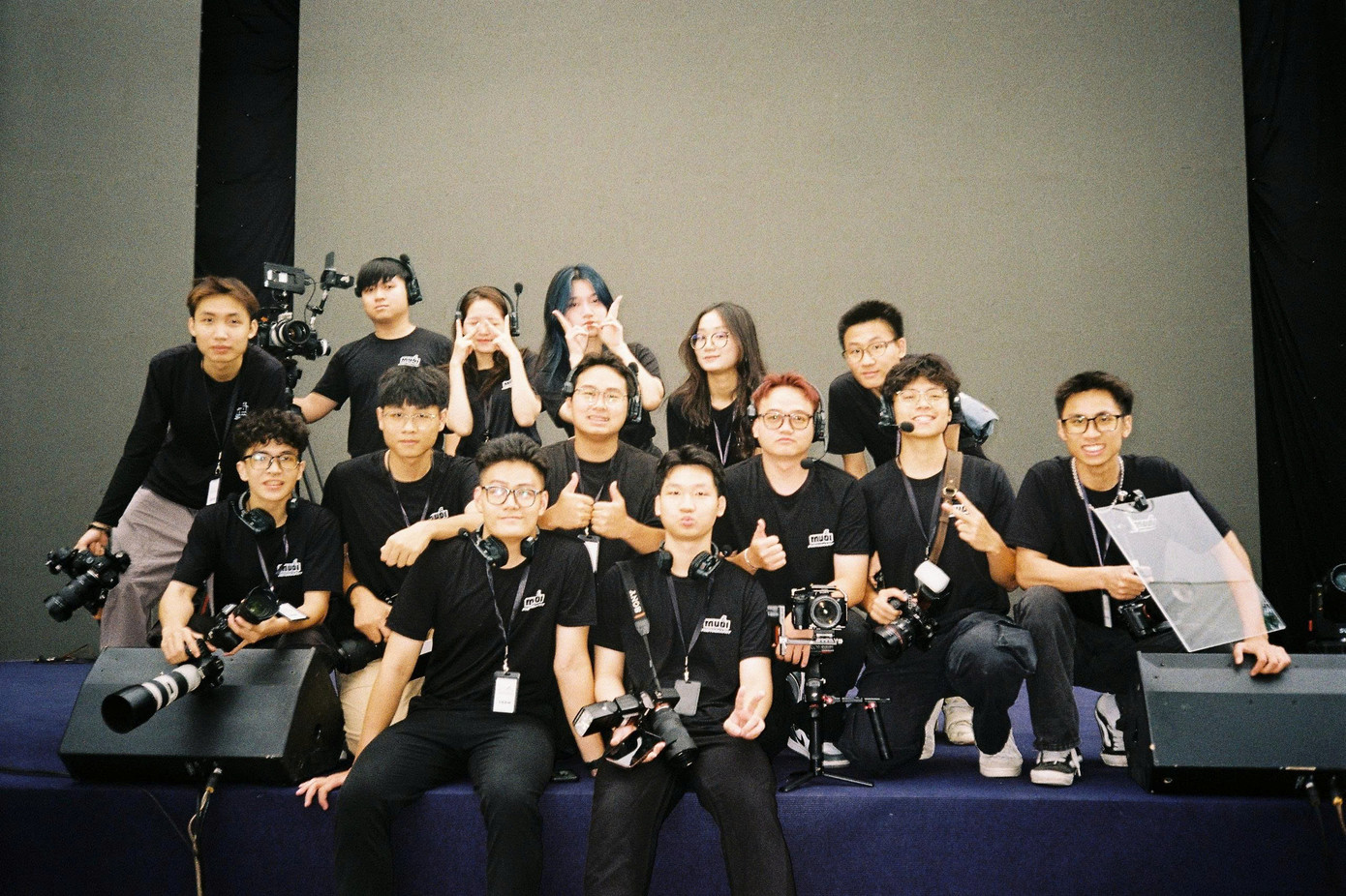 Anh Trí Dũng (hàng đầu bên trái) cùng cộng sự là các bạn sinh viên, nhân viên trẻ. Anh Trí Dũng (hàng đầu bên trái) cùng cộng sự là các bạn sinh viên, nhân viên trẻ.