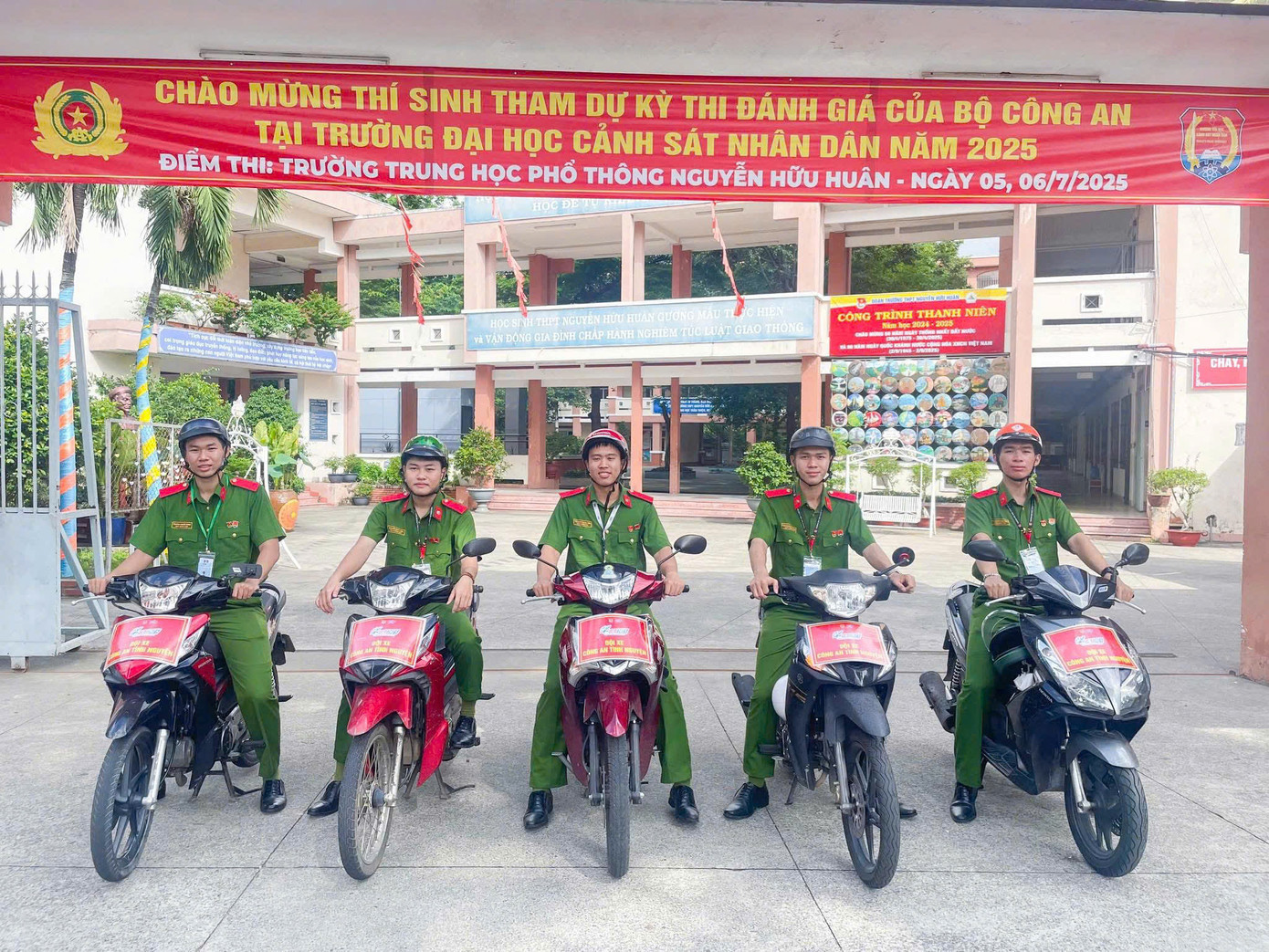 Tại mỗi điểm thi, đoàn viên thanh niên các học viện, trường CAND đã triển khai các đội hình đảm bảo an ninh, trật tự; hỗ trợ thí sinh tra cứu thông tin tại các điểm thi; hướng dẫn thí sinh và người nhà thí sinh di chuyển; phân luồng giao thông; hỗ trợ xử lý tình huống khẩn cấp…