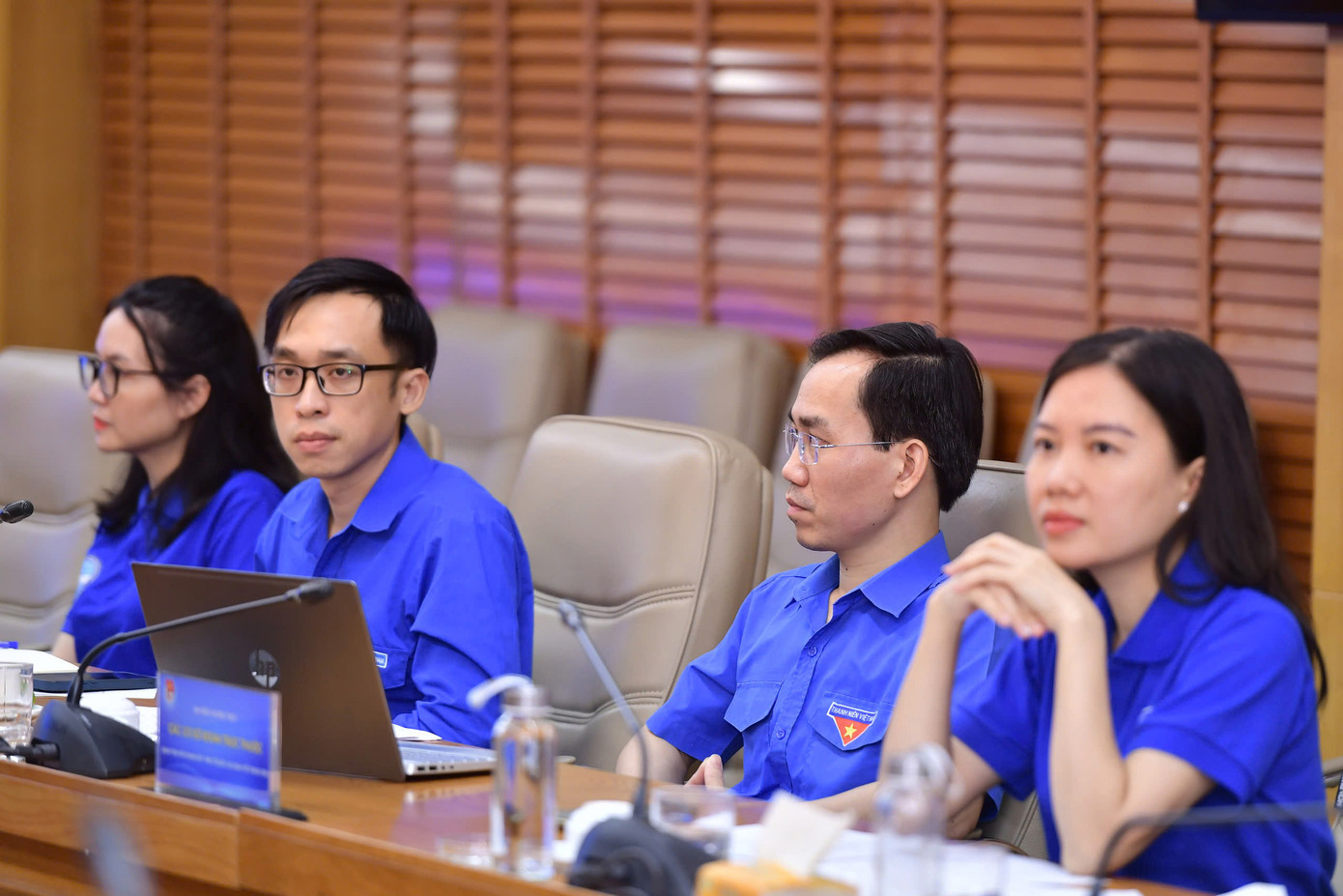 Các anh, chị ủy viên BCH dự và góp ý tại hội nghị.