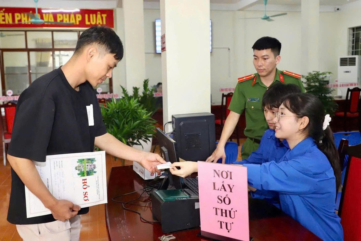 286 trường Đại học, Cao đẳng sẽ thành lập các đội hình tình nguyện sinh viên hỗ trợ vận hành trung tâm phục vụ hành chính công tại các địa bàn đặc thù trên toàn quốc. Ảnh: Hội SVVN