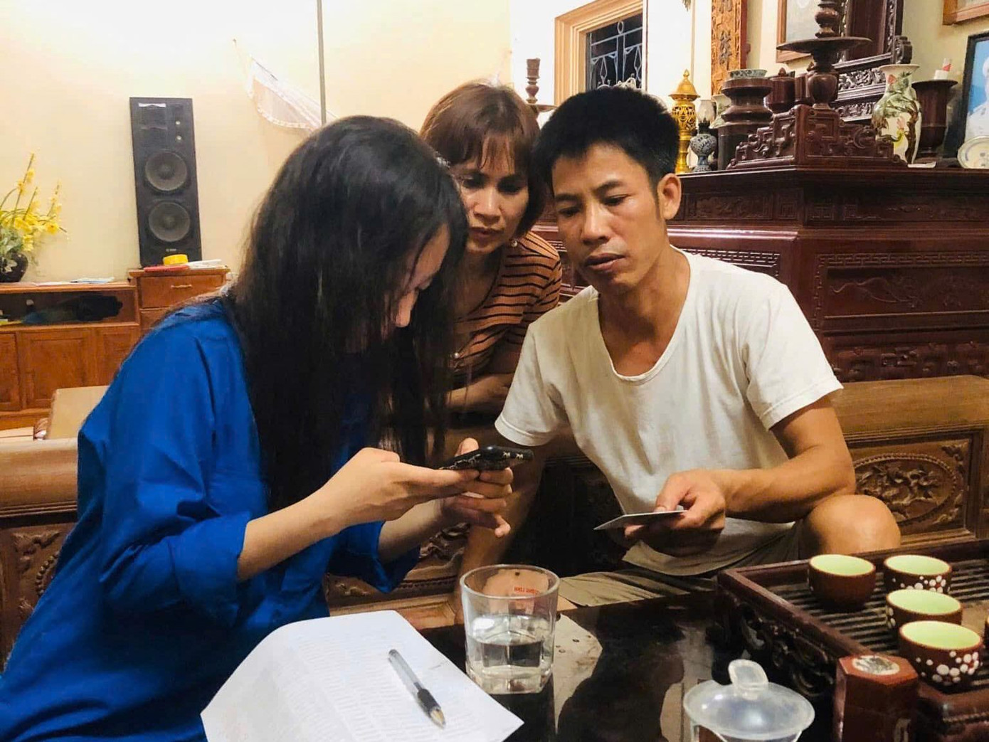 Đoàn viên, thanh niên xã Minh Châu chọn khung giờ buổi tối để tới nhà từng hộ dân hỗ trợ cài đặt ứng dụng định danh điện tử.