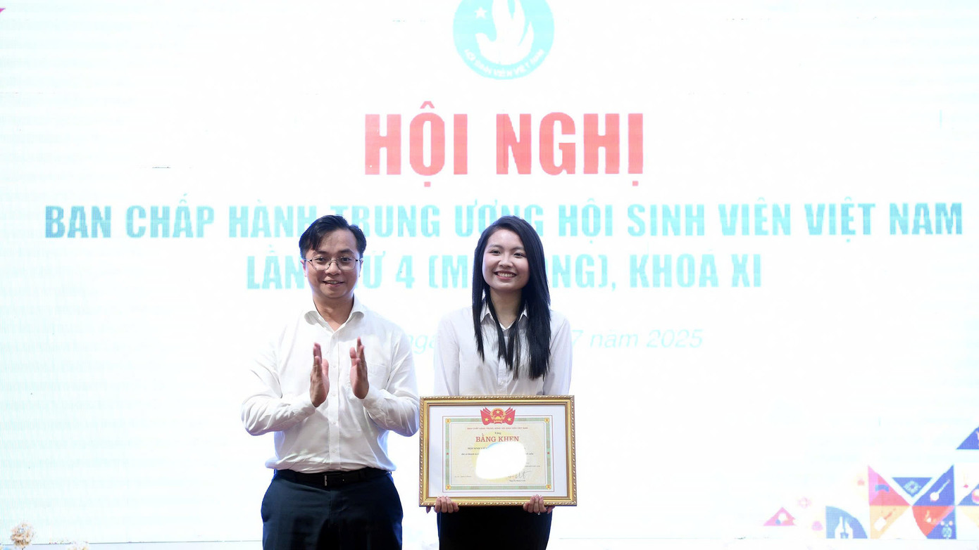 T.Ư Hội SVVN tặng Bằng khen và cờ thi đua Đơn vị xuất sắc trong công tác Hội và phong trào sinh viên năm học 2024 - 2025.