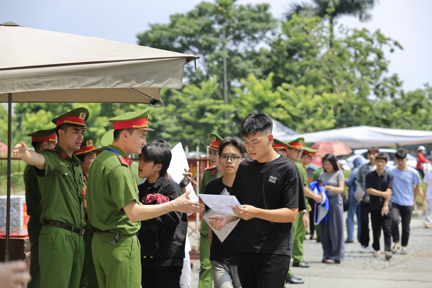 Tại mỗi điểm thi, đoàn viên thanh niên các học viện, trường CAND đã triển khai các đội hình đảm bảo an ninh, trật tự; hỗ trợ thí sinh tra cứu thông tin tại các điểm thi; hướng dẫn thí sinh và người nhà thí sinh di chuyển; phân luồng giao thông; hỗ trợ xử lý tình huống khẩn cấp…