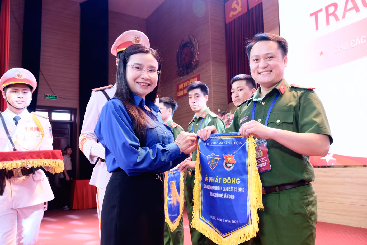 Chị Nguyễn Phạm Duy Trang - Bí thư T.Ư Đoàn, Chủ tịch Hội đồng Đội T.Ư trao cờ lệnh phát động chiến dịch Thanh niên CSCĐ tình nguyện Hè cho đại diện 10 đơn vị cơ sở. Ảnh: Châu Linh