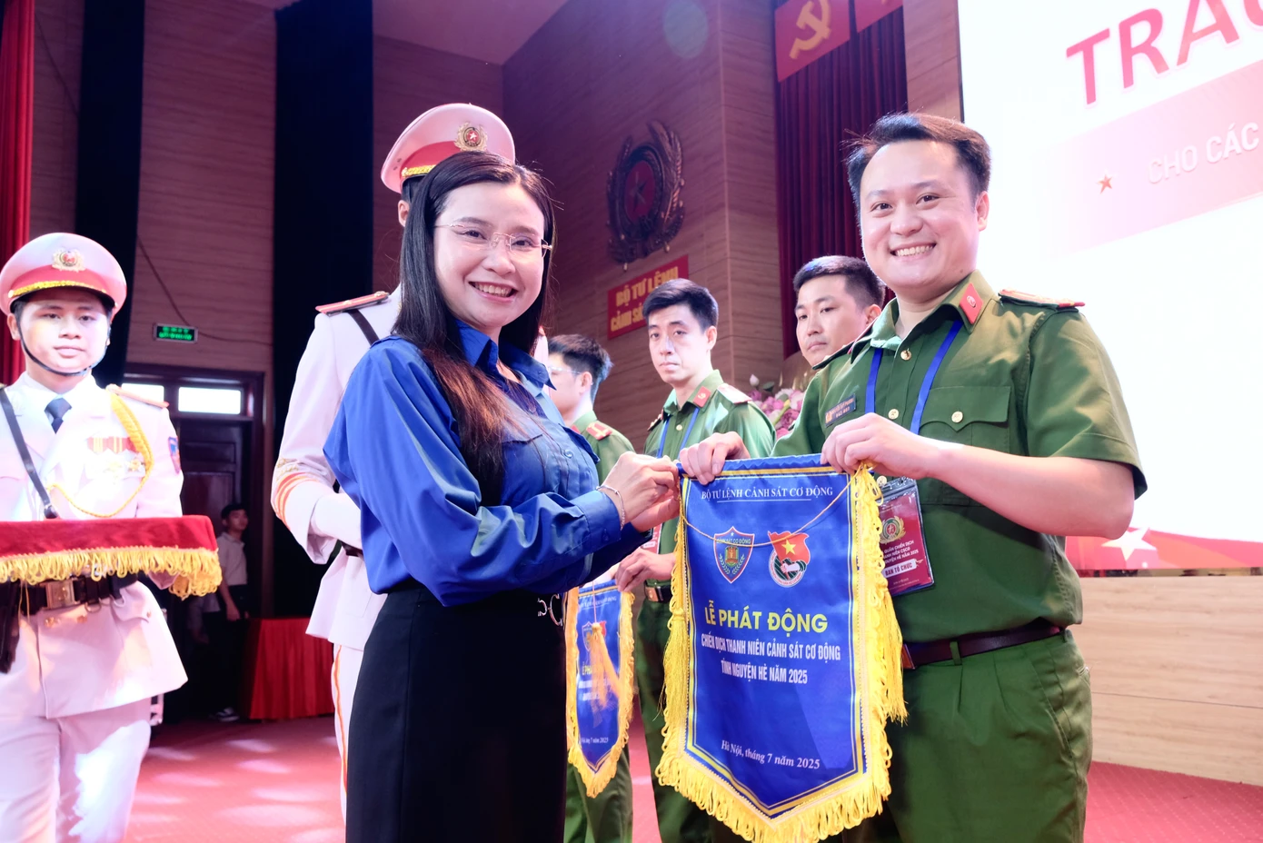 Chị Nguyễn Phạm Duy Trang - Bí thư T.Ư Đoàn, Chủ tịch Hội đồng Đội T.Ư trao cờ lệnh phát động chiến dịch Thanh niên CSCĐ tình nguyện Hè cho đại diện 10 đơn vị cơ sở. Ảnh: Châu Linh