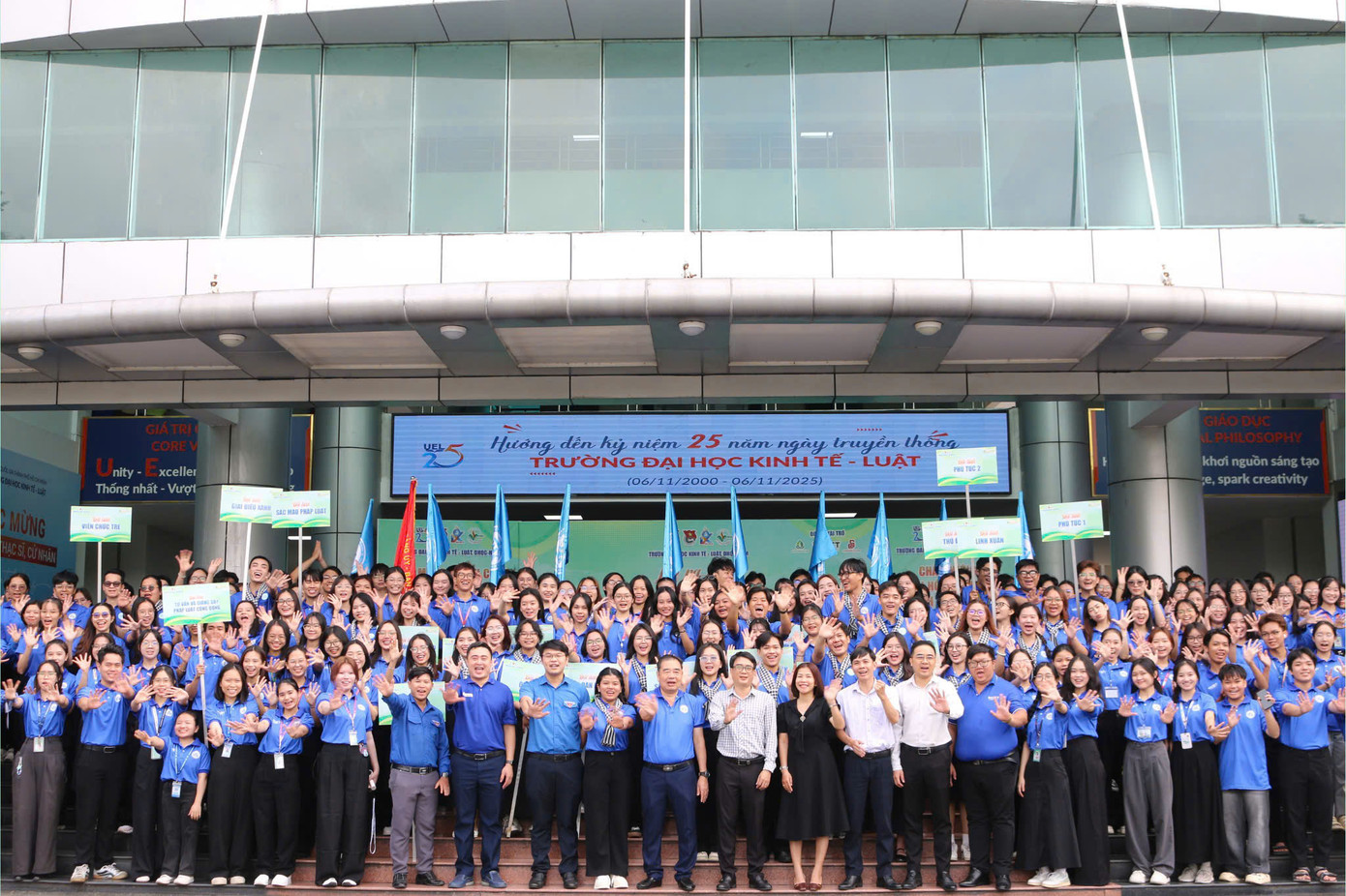 Đội hình sinh viên tình nguyện Mùa hè xanh của Trường Đại học Kinh tế - Luật. Ảnh: Hội SVVN