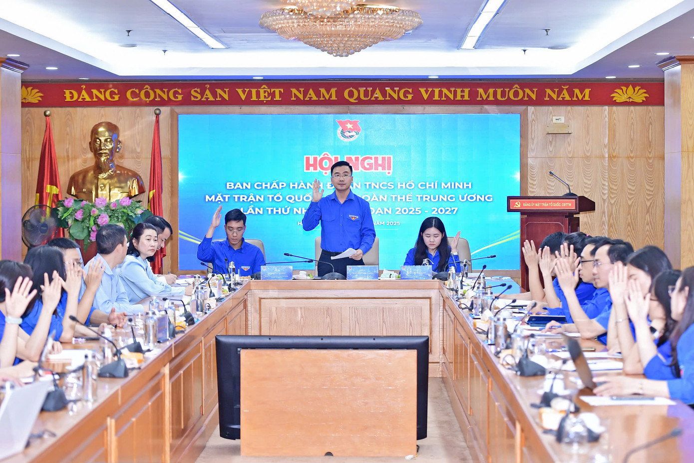 Các anh, chị trong Ban chấp hành thông qua nội dung làm việc của hội nghị.