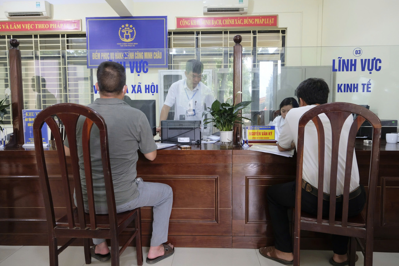 Ngày làm việc đầu tuần với khí thế mới tại xã Minh Châu. Ảnh: Châu Linh